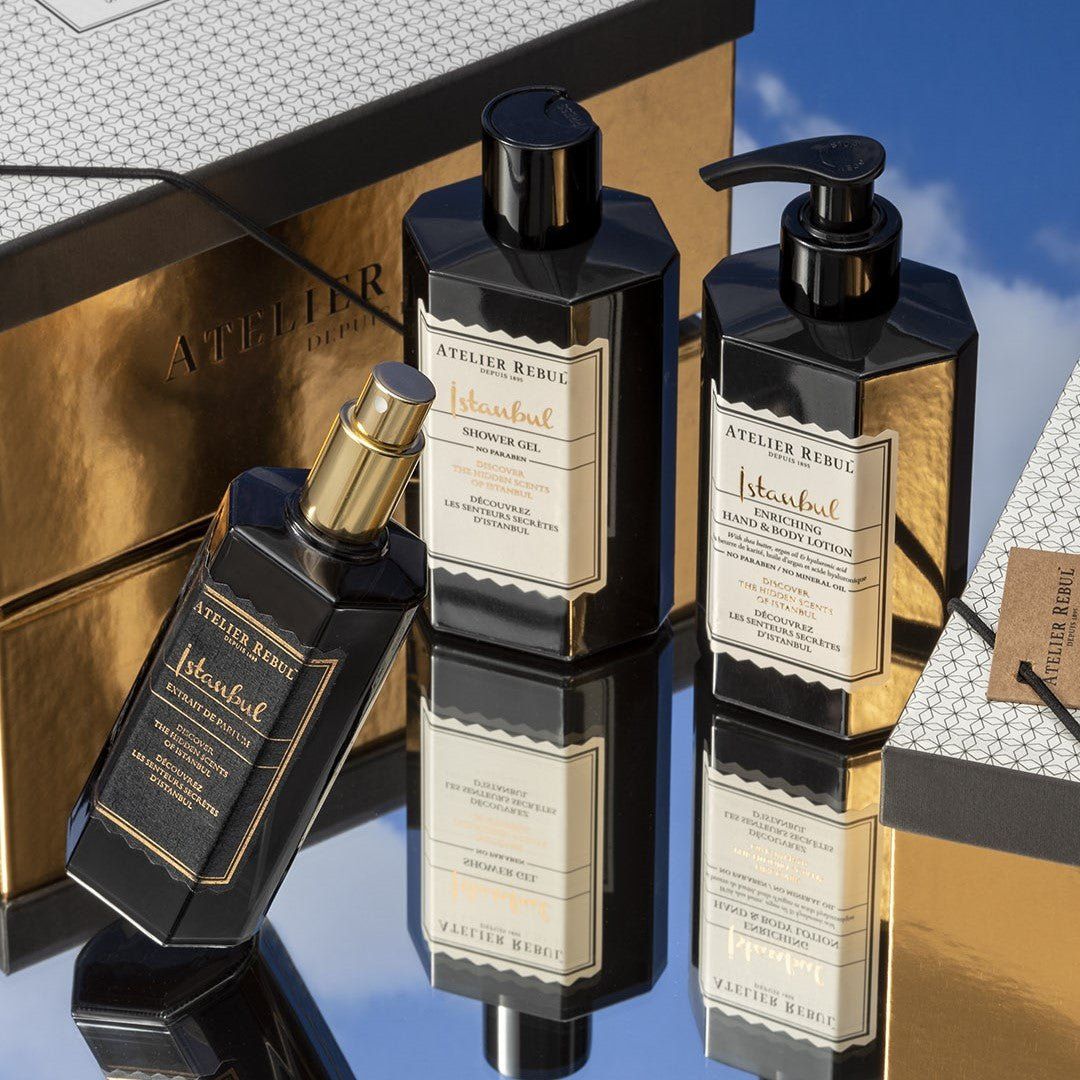 Drei schwarze Flakons und zwei goldfarbene Boxen. Aufschrift "Istanbul". Produkte: Duschgel, Bodylotion, Parfum.
