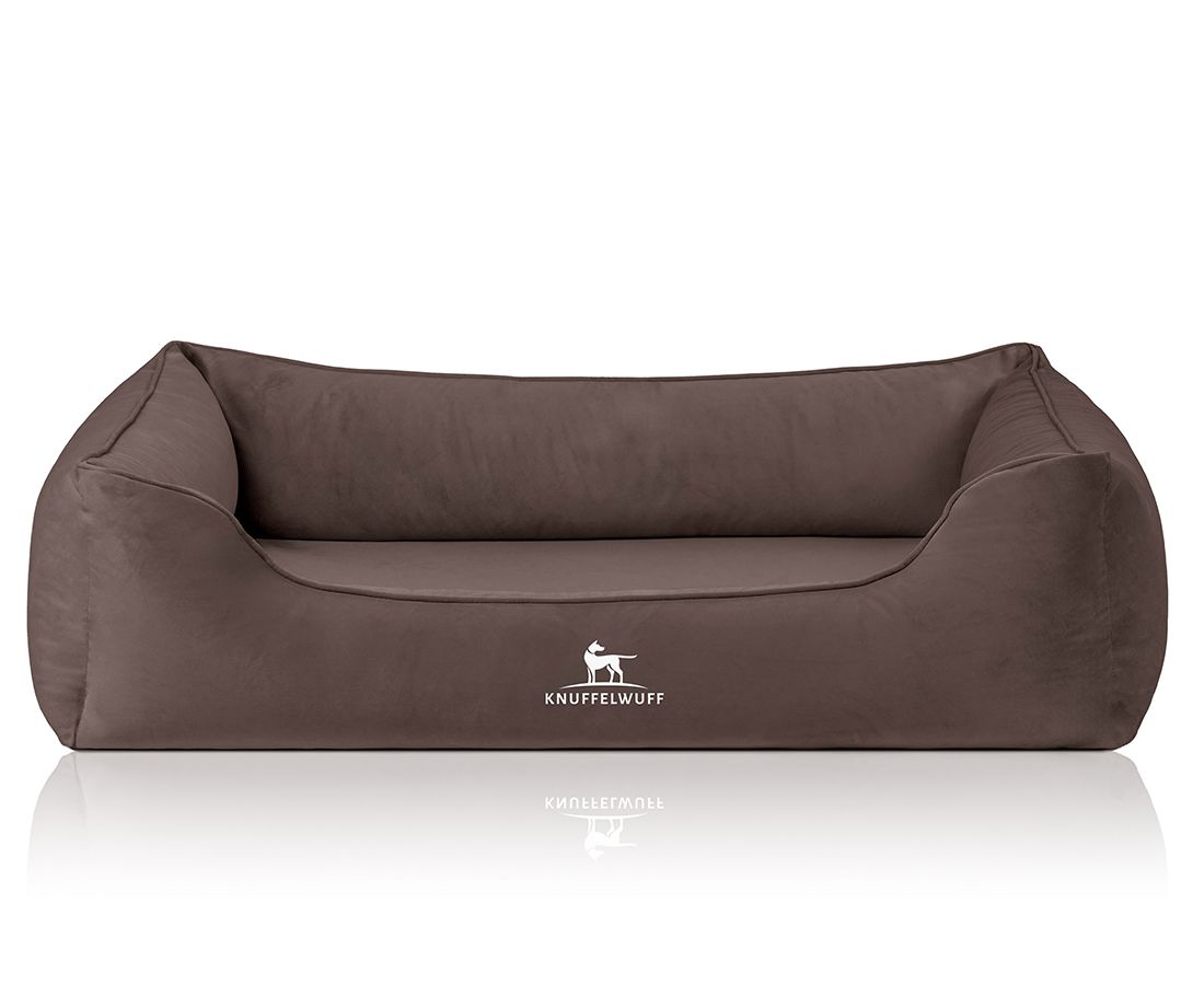 Braunes orthopädisches Hundebett. Rechteckige Form mit erhöhten Seiten. Logo "Knuffelwuff" vorne. Weiches Material, klare Linien.