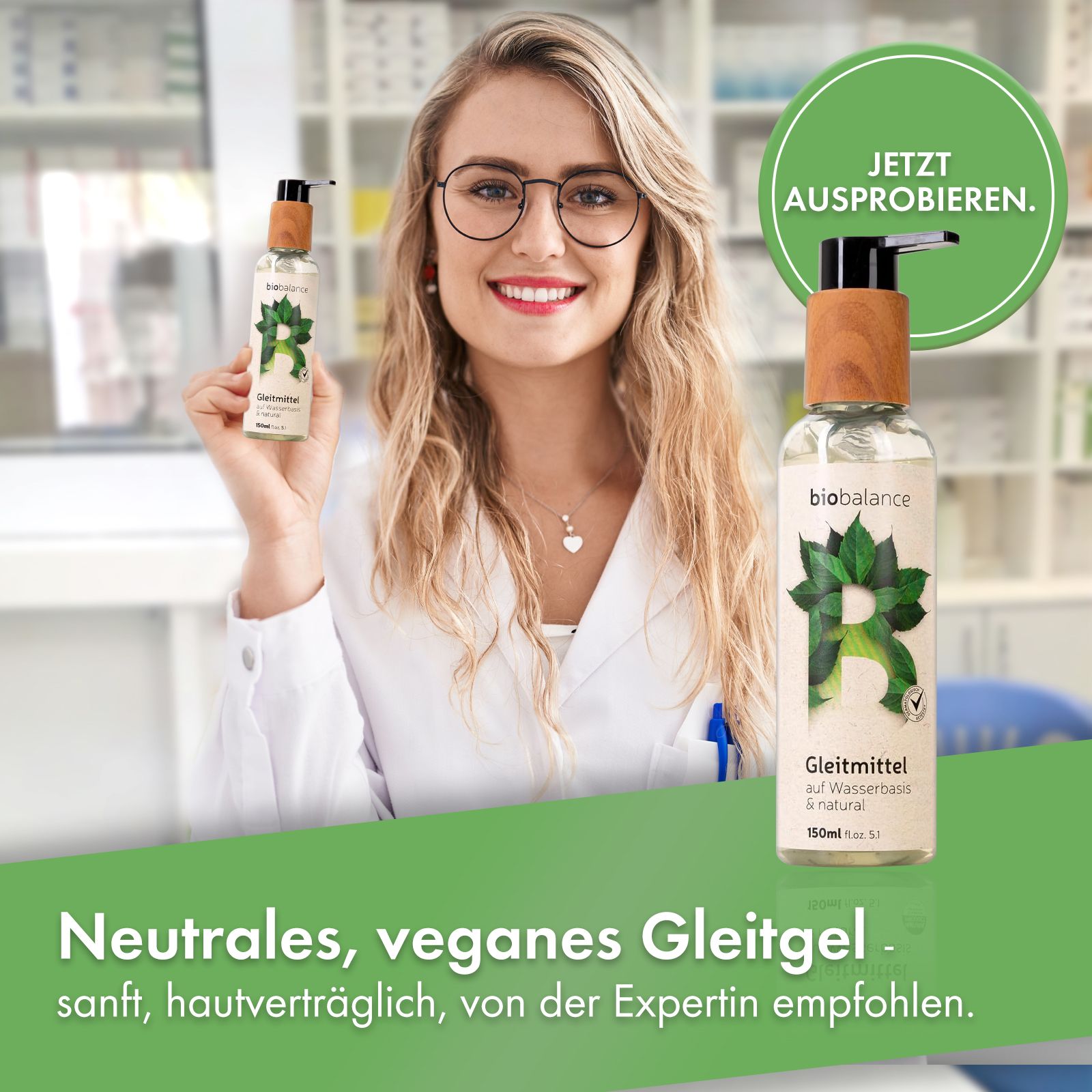 Frau mit Brille hält Flasche „Gleitmittel“. Text: „Neutrales, veganes Gleitgel“. Apothekenhintergrund.