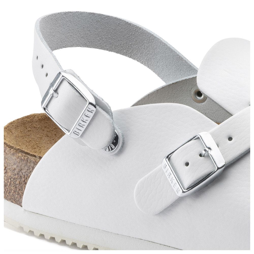 Nahaufnahme eines weißen Clogs. Riemen mit Schnallen. Marke Birkenstock.