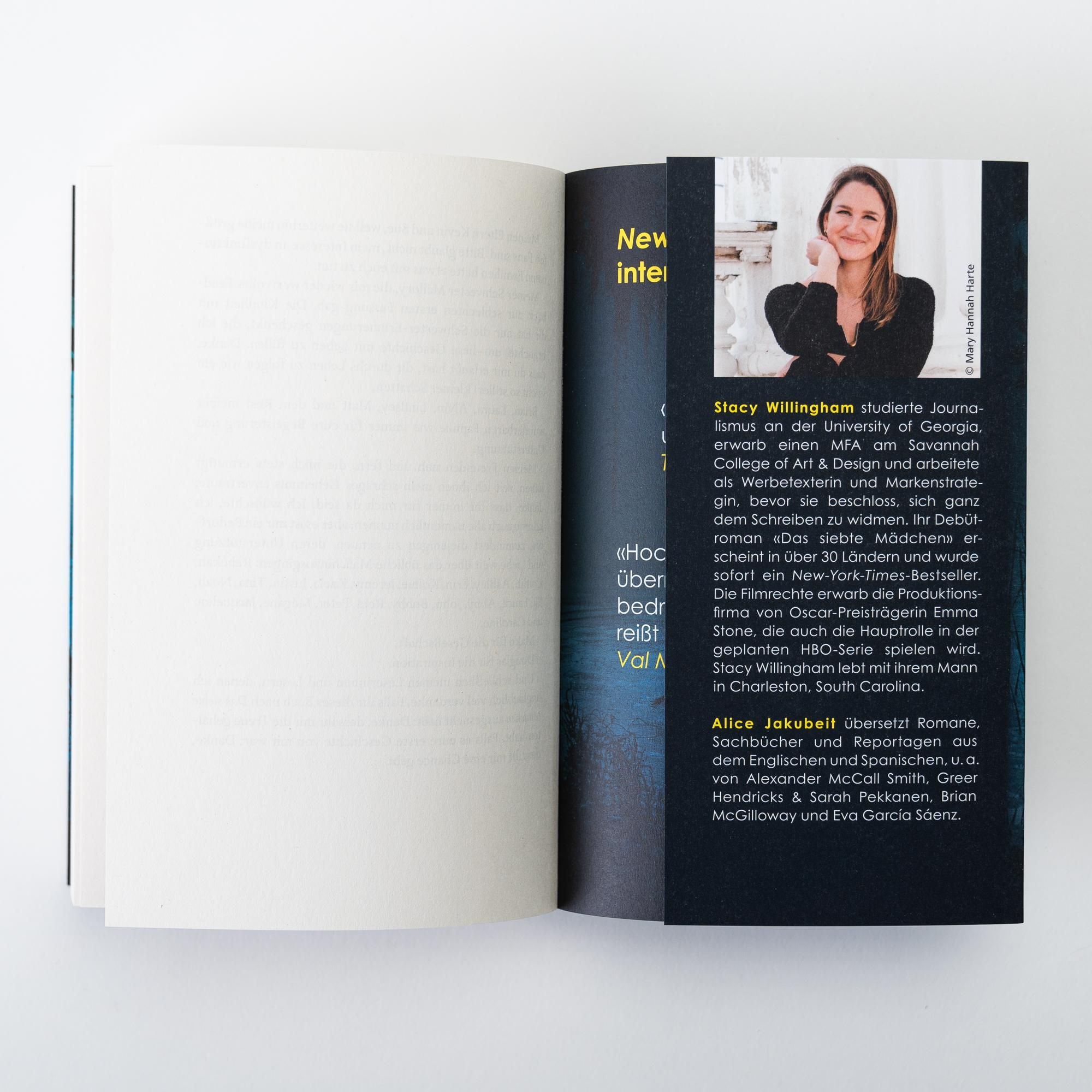 Buch, offene Seiten. Linke Seite: Text. Rechte Seite: Foto von Stacy Willingham. Verlag: Rowohlt.