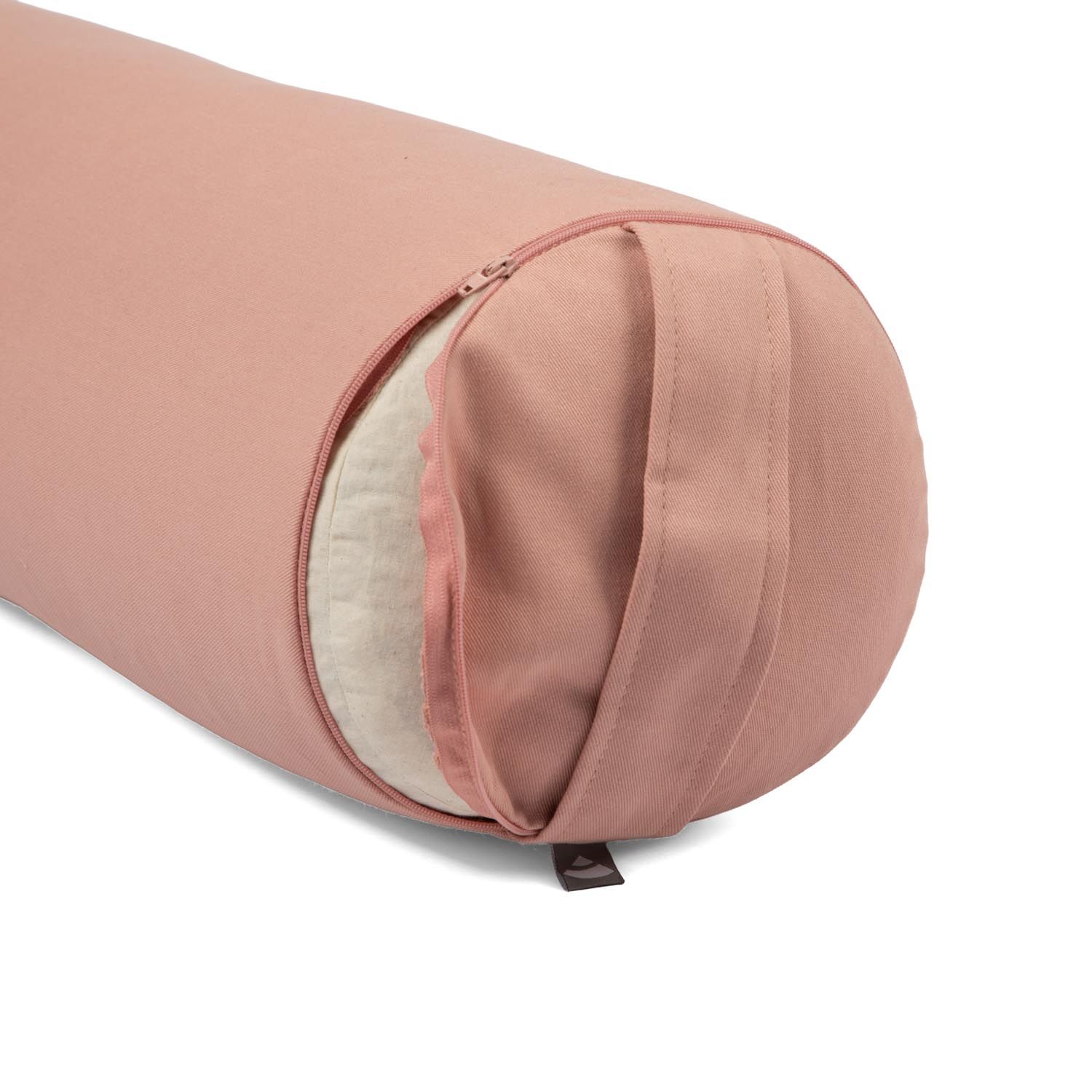 Yoga-Bolster, rosa, mit Reißverschluss. Zylindrische Form, Stoffbezug. Innenfüllung sichtbar. Keine Logos.