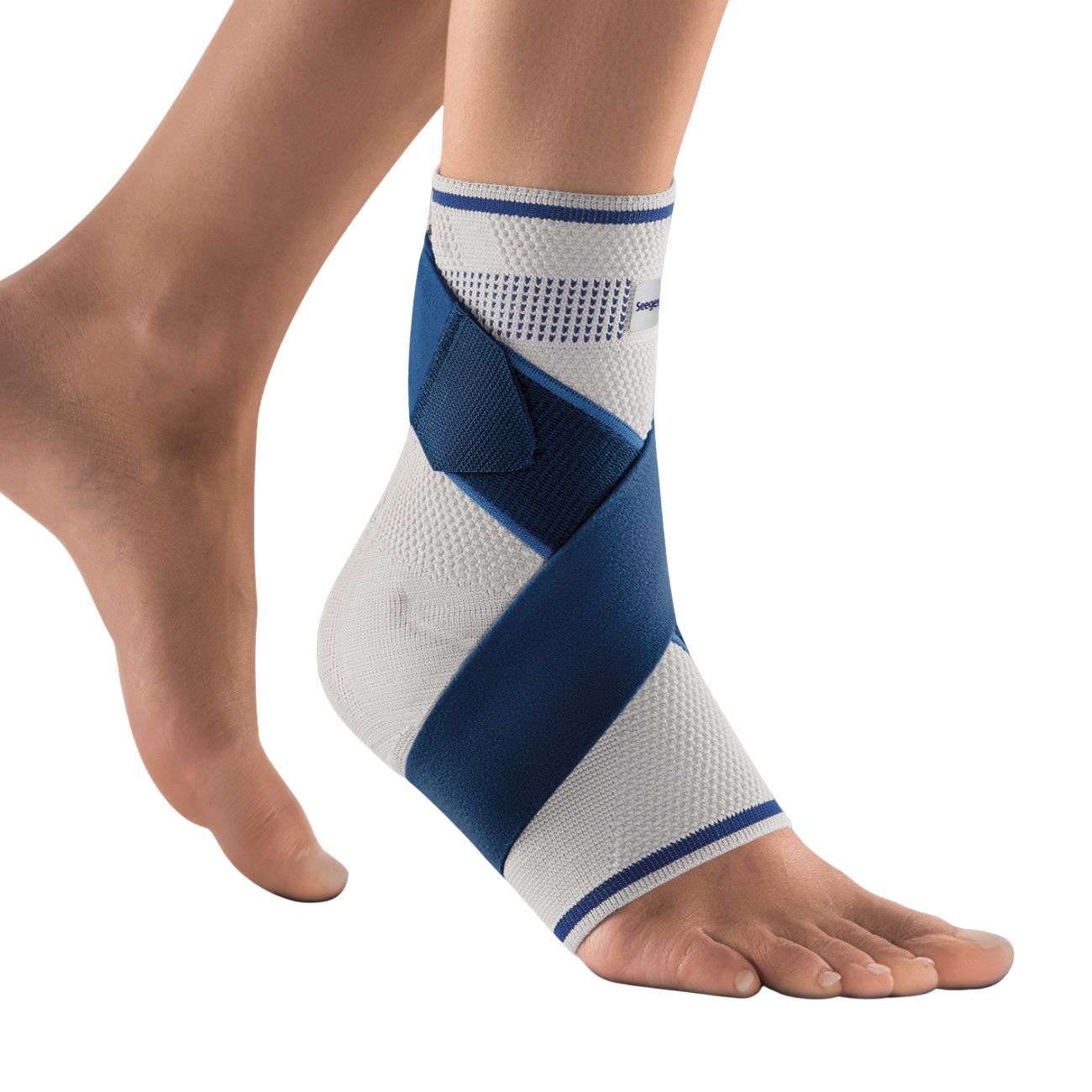 Knöchelbandage Komfort Plus, weiß-blau. Bandage am Knöchel einer Person. Klettverschluss und Logo sichtbar.