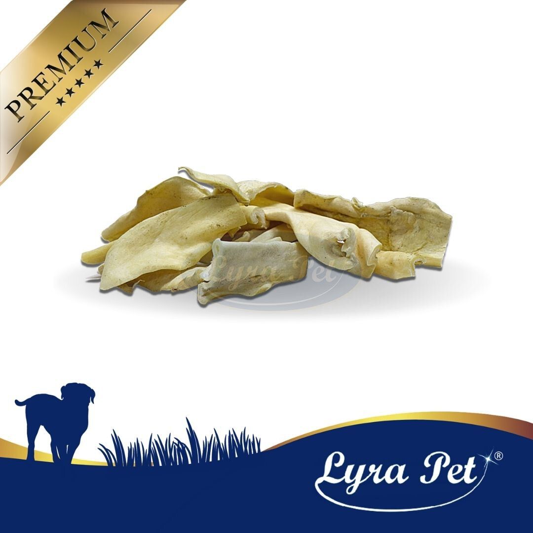 Haufen von Lyra Pet Rinderkopfhaut hellbraun. Produktname unten rechts. Premium-Label oben links.