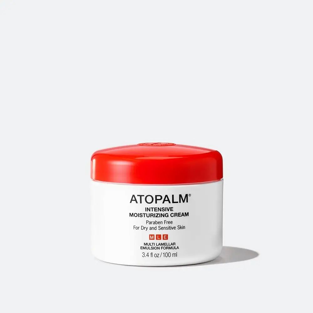 Weiße Creme-Dose mit rotem Deckel. Aufschrift: ATOPALM INTENSIVE MOISTURIZING CREAM. Für trockene und empfindliche Haut.