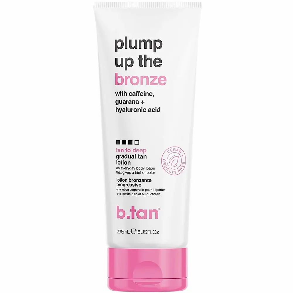 Weiße Tube mit rosa Akzenten. Aufschrift: Plump Up the Bronze, mit Koffein, Guarana und Hyaluronsäure. Vegan-Siegel.
