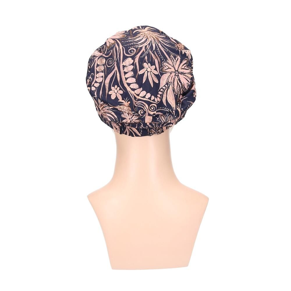 Blauer Turban mit floralem Muster auf einer Büste. Rückansicht.