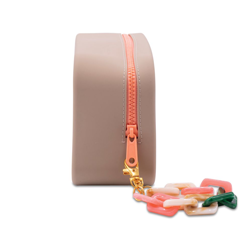 Beige Kosmetiktasche mit orangefarbenem Reißverschluss und Anhänger.