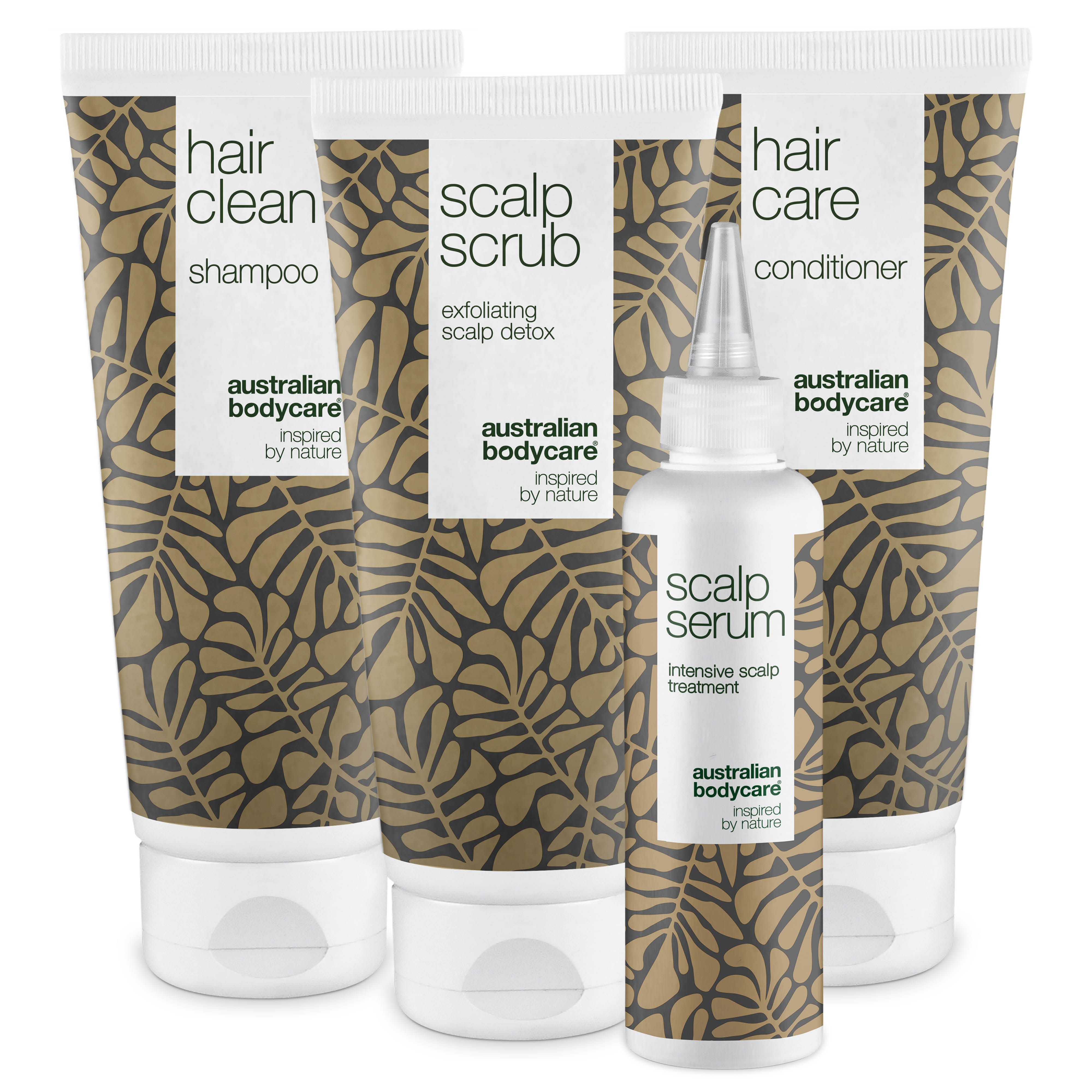 Vier Produkte: Shampoo, Kopfhaut-Peeling, Conditioner und Serum. Alle in Tuben und Flaschen mit Blättermuster.