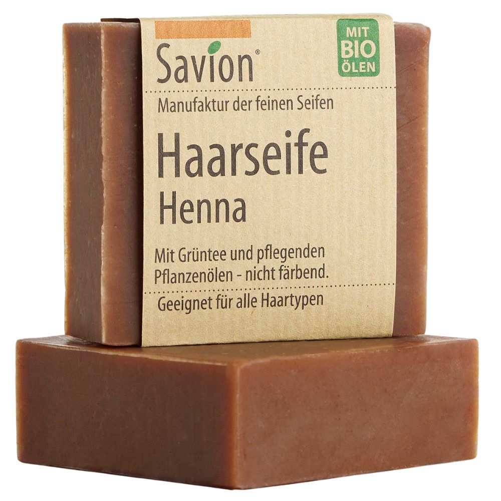 Zwei braune Haarseifen mit Papierbanderole. Aufschrift: Savion Haarseife Henna. Mit Bio-Ölen.