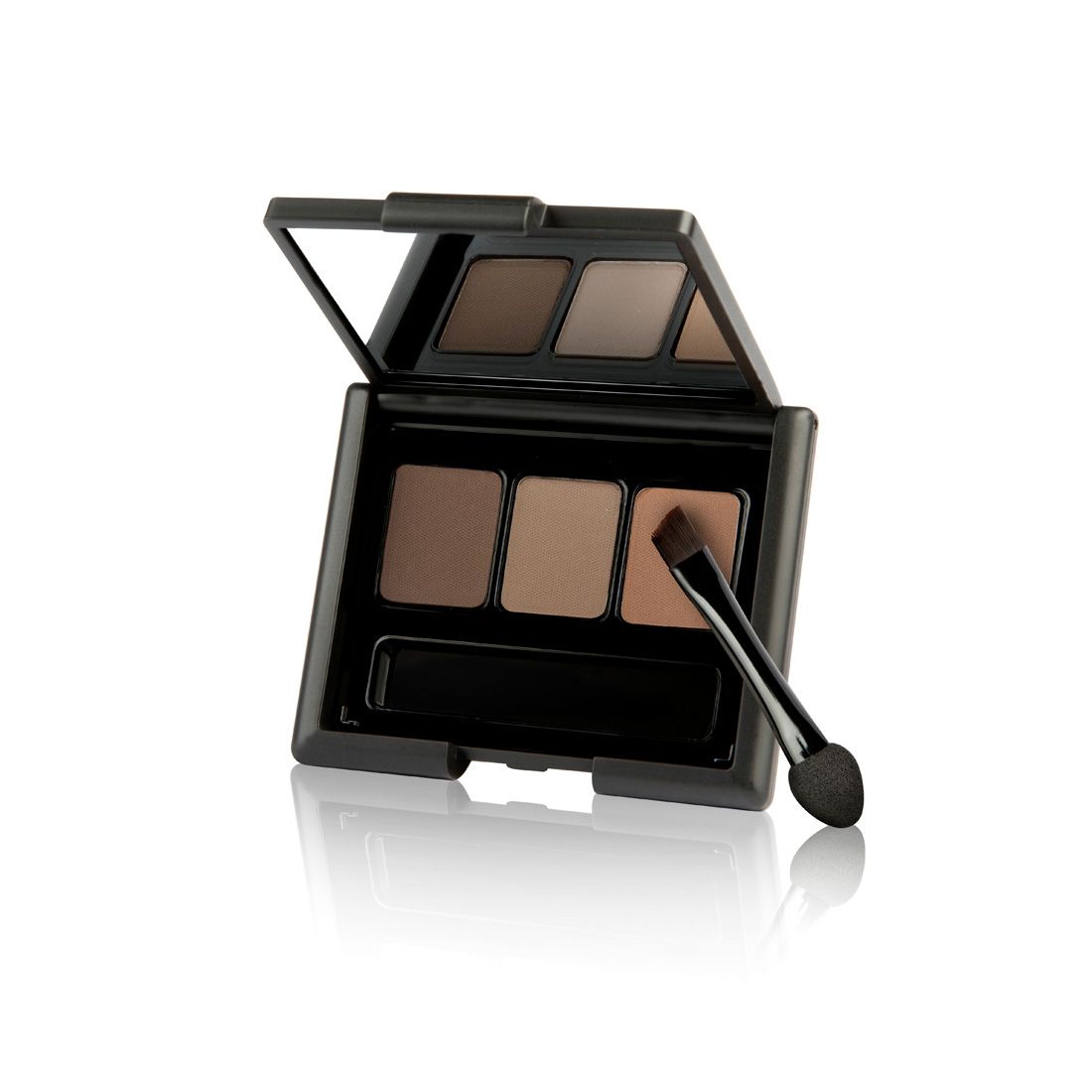 Geöffnete Ga-De Basic Brow Powder Palette mit Spiegel, drei Brauntönen und Applikator. Schwarzes Gehäuse.