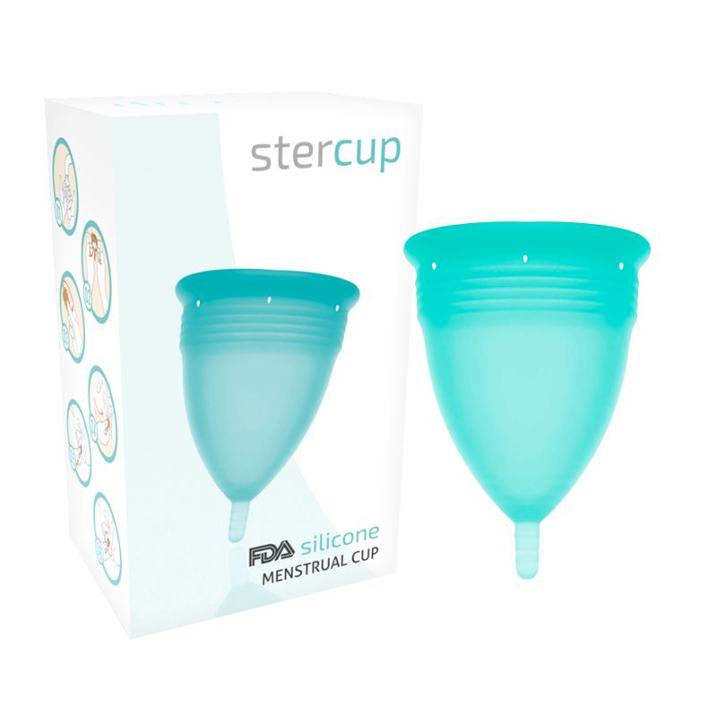 Menstruationstasse und Verpackung. Türkisfarbene Tasse neben weißer Schachtel mit Produktabbildungen und Schriftzug 'stercup'.