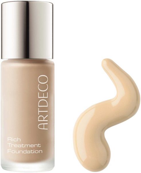 ARTDECO Rich Treatment Foundation in einem Glasflakon mit silbernem Deckel und einer Produktprobe daneben.