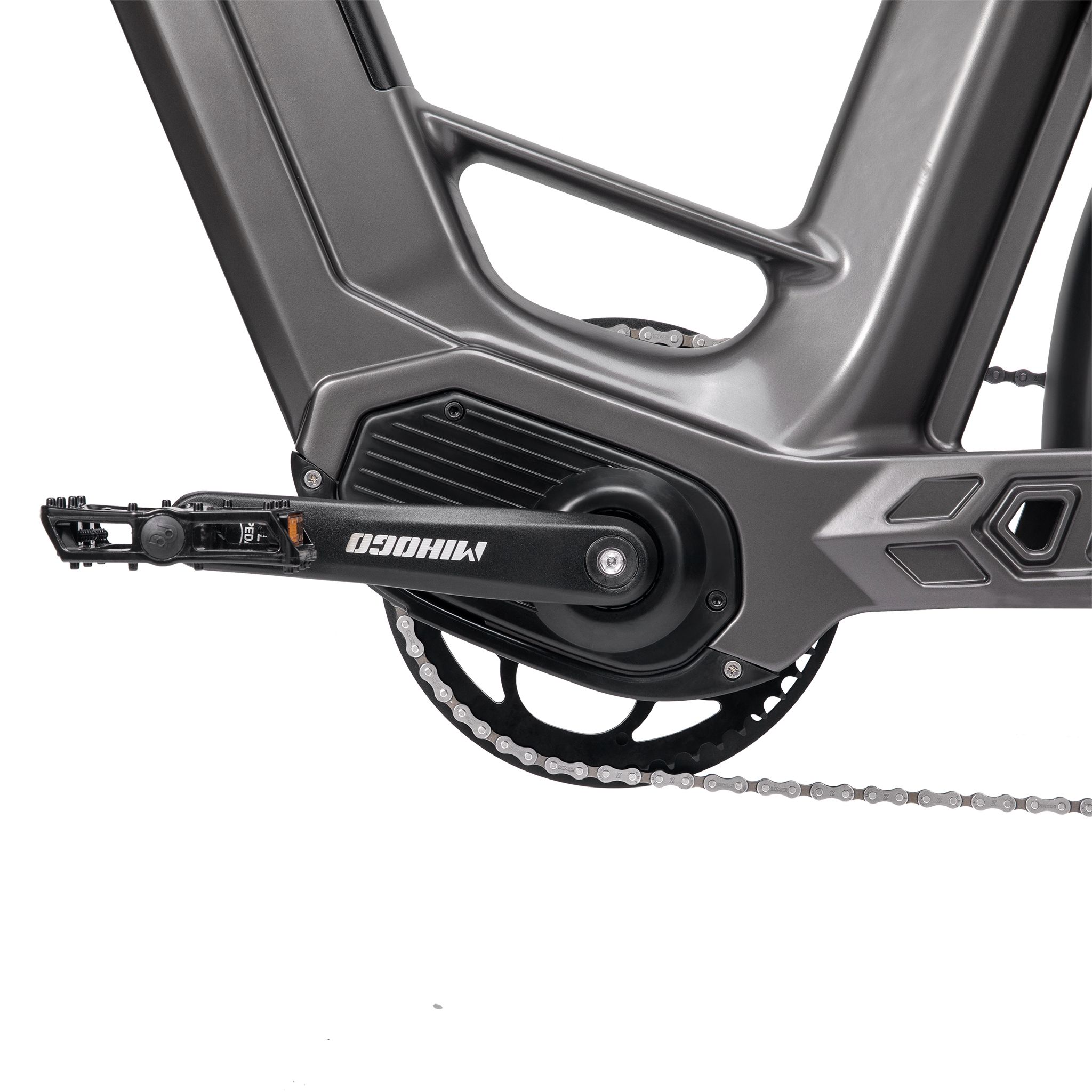 Detail des Tretlagers eines E-Bikes. Schwarze Pedale, Kette, Zahnkranz. MIHOGO-Logo.