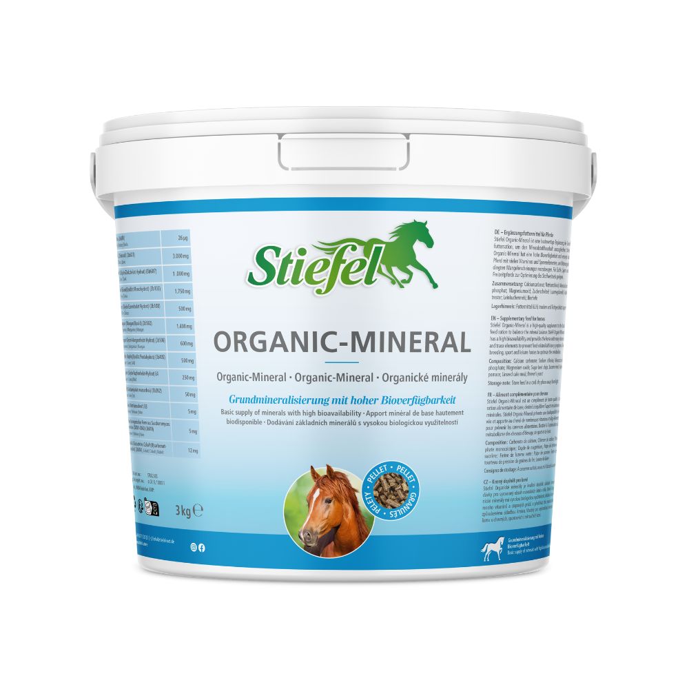 Weißer Eimer mit blauem Deckel. Aufschrift "Stiefel ORGANIC-MINERAL". Abbildung eines Pferdes und Pellets. Text in mehreren Sprachen.