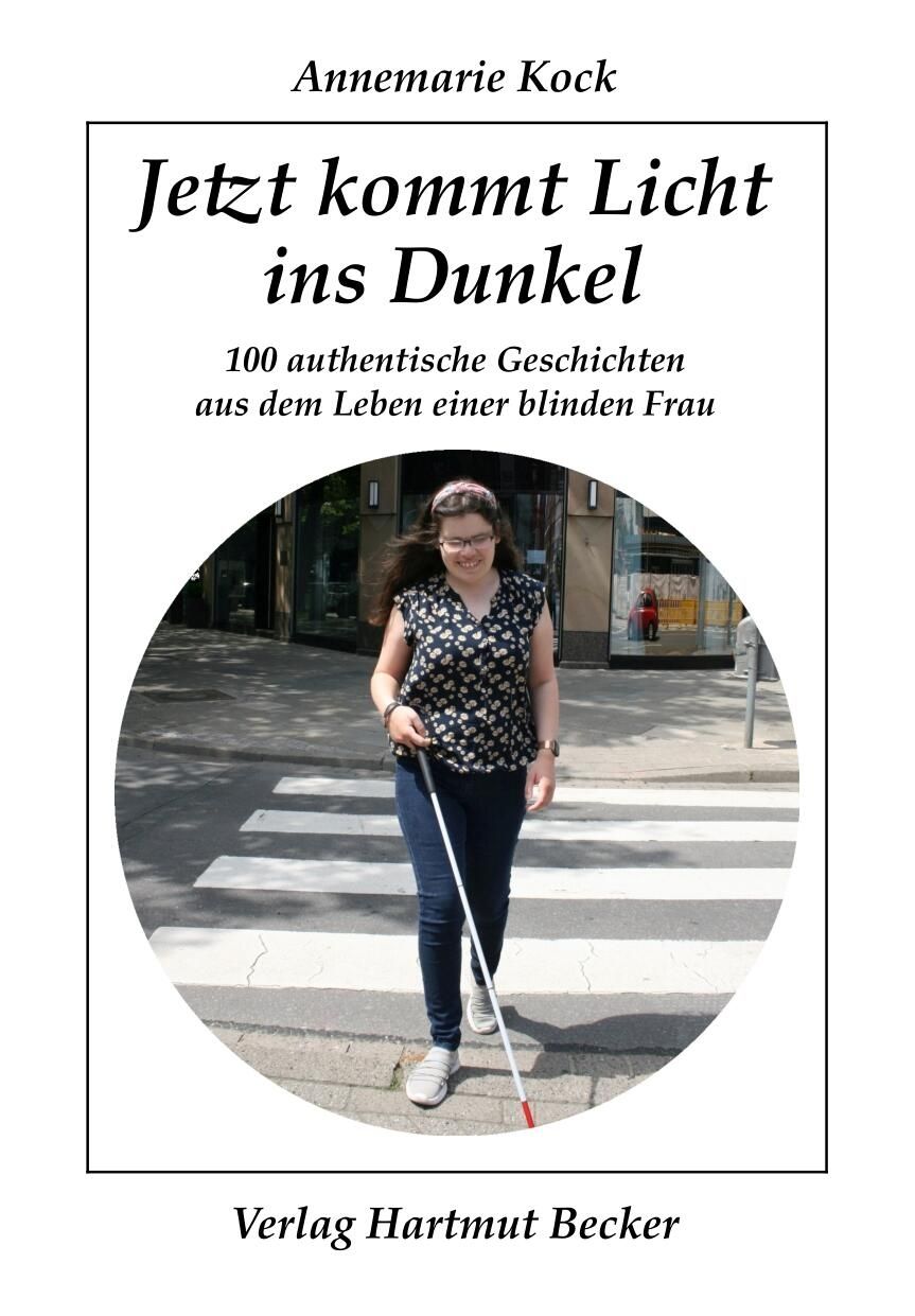Buchcover: Titel „Jetzt kommt Licht ins Dunkel“. Autorin Annemarie Kock. Verlag Hartmut Becker. Frau mit Blindenstock auf Zebrastreifen.