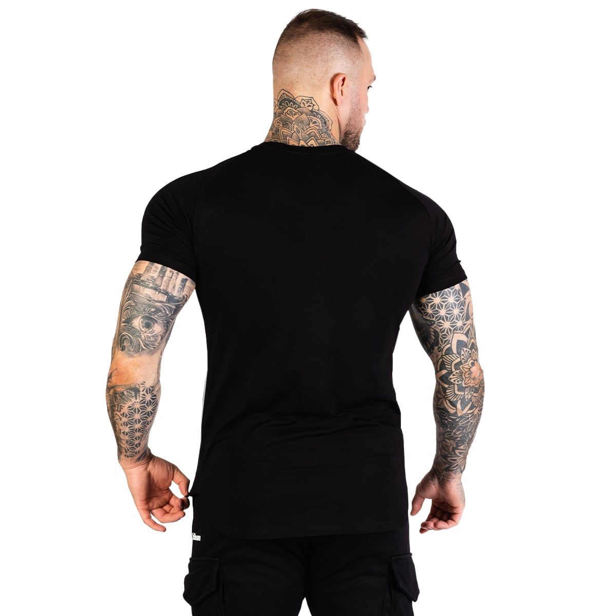 Rückansicht eines schwarzen GymBeam Herren T-Shirts, Slim Fit, kurzärmelig.