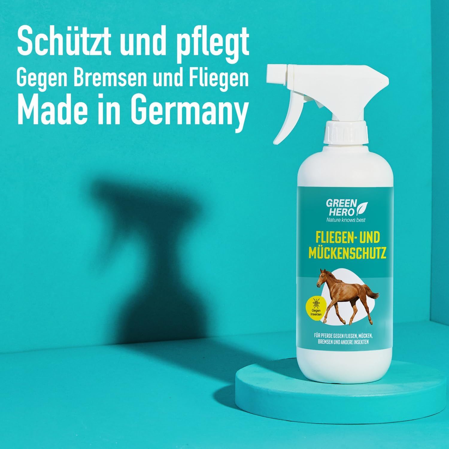 Sprühflasche auf blauem Podest. Text: GREEN HERO, Fliegen- und Mückenschutz. Abbildung eines Pferdes. Text: Made in Germany.