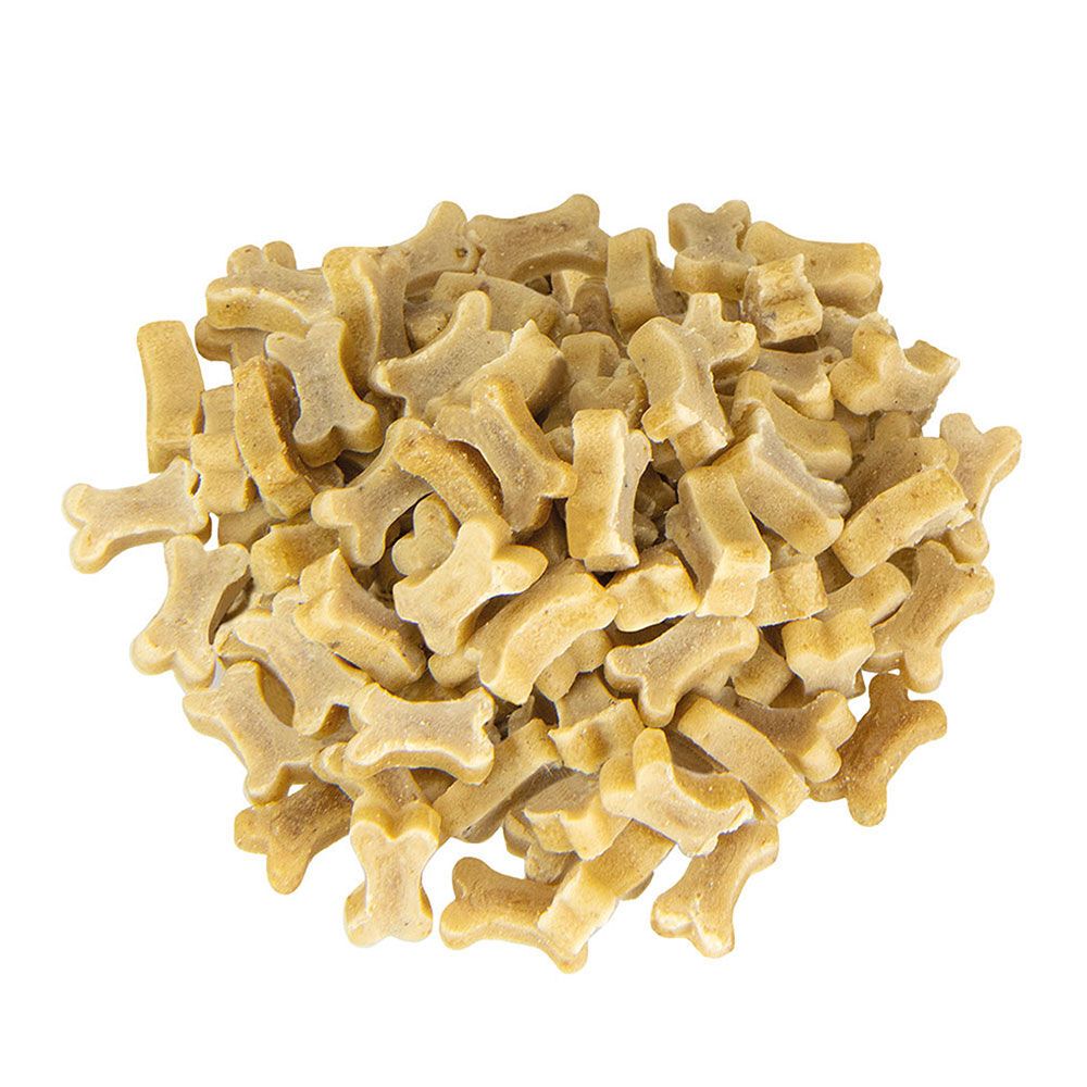 Haufen kleiner, knochenförmiger Snacks. Hellbraune Farbe, viele Einzelstücke. Auf weißem Hintergrund.