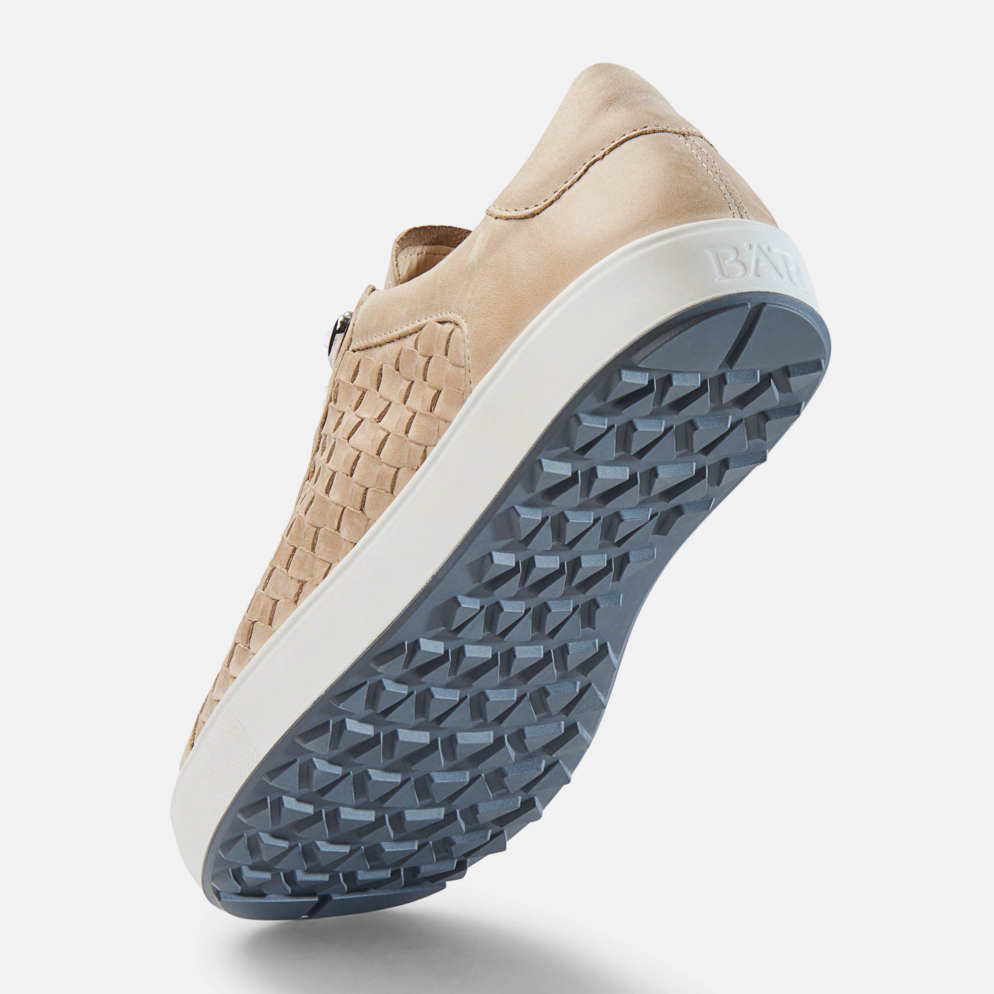Beige Schnürschuh mit geflochtenem Muster. Weiße Sohle und graue Profilsohle. BÄR Logo sichtbar.