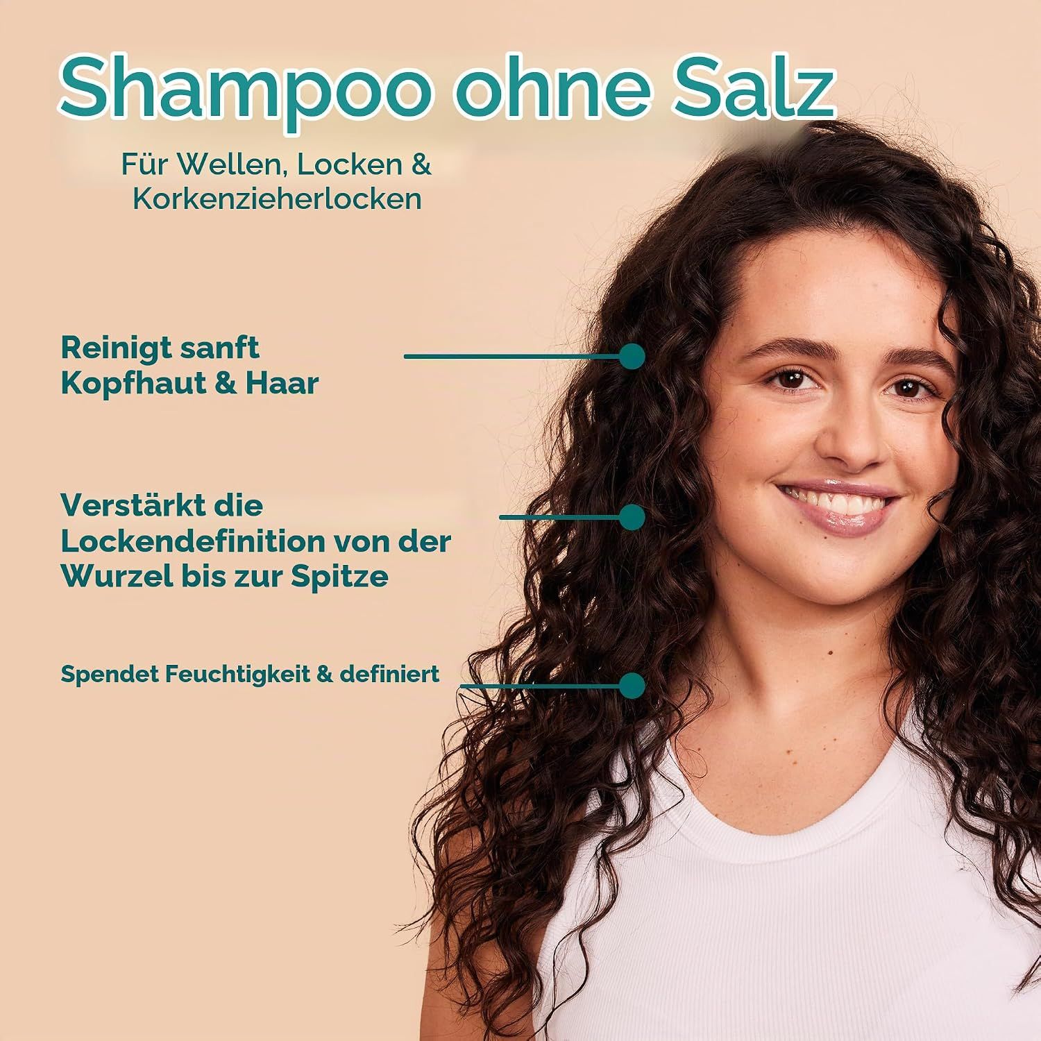Frau mit lockigem Haar, die ein Salzfreies Shampoo bewirbt, das die Locken definiert.