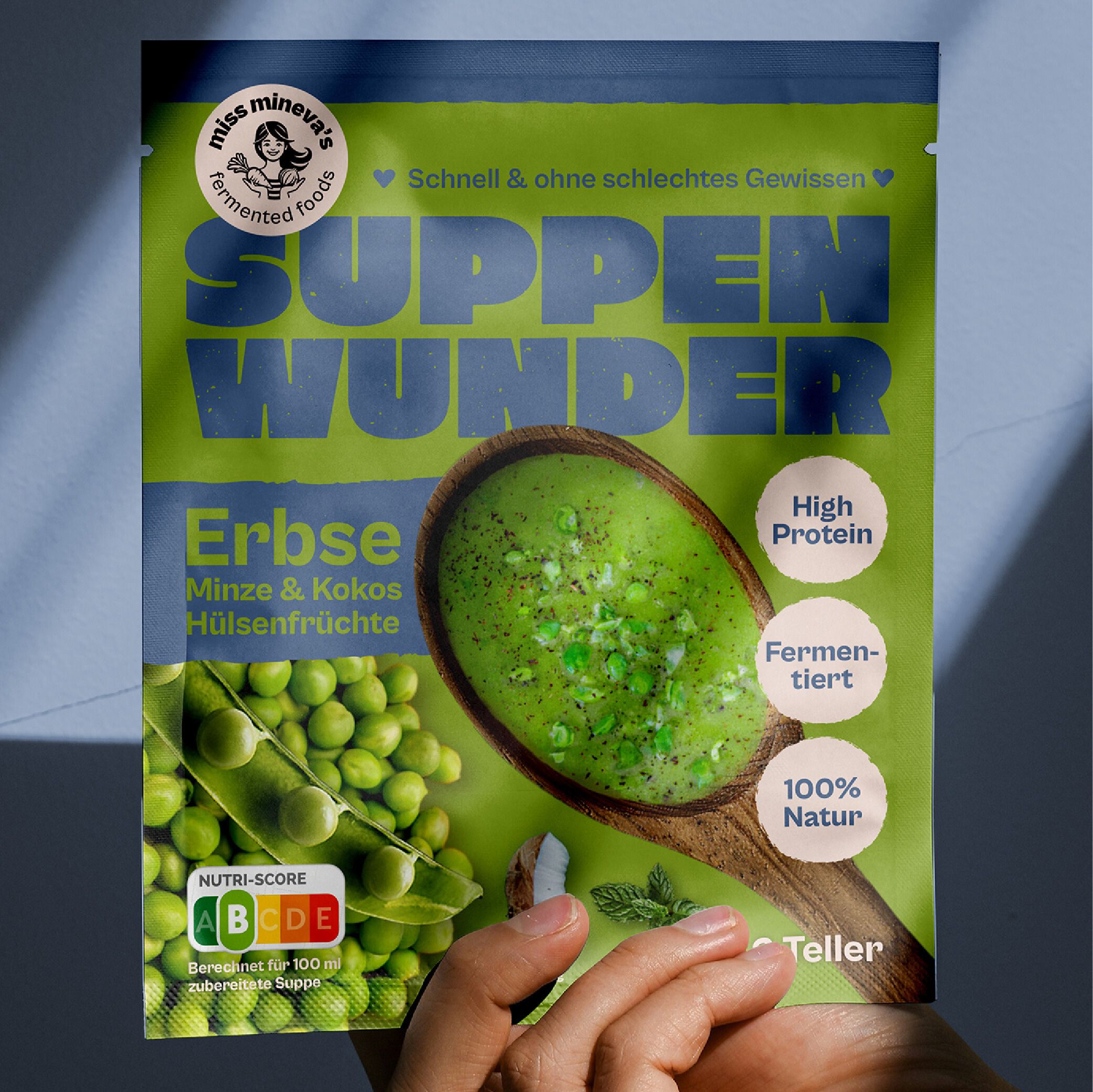 Grüner Suppenwunder-Beutel. Aufdruck: Erbse, Minze & Kokos, Hülsenfrüchte. Logos: Miss Mineva's, High Protein, Fermentiert, 100% Natur, 2 Teller. Nutri-Score A.