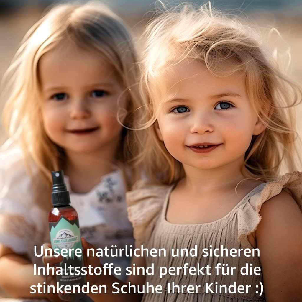 Zwei lächelnde Kinder halten eine Sprühflasche. Text: Unsere natürlichen und sicheren Inhaltsstoffe sind perfekt für stinkende Schuhe.