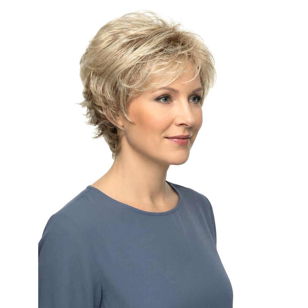 Blonde Kurzhaarperücke, Seitenansicht. Frau mit blauem Oberteil, Blickrichtung nach rechts.