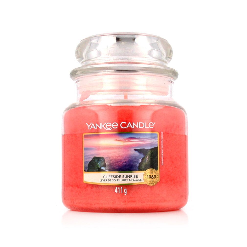 Yankee Candle, Glasbehälter mit Deckel. Roter Wachs, Etikett mit Landschaftsmotiv und Produktbezeichnung. Gewicht: 411 g.