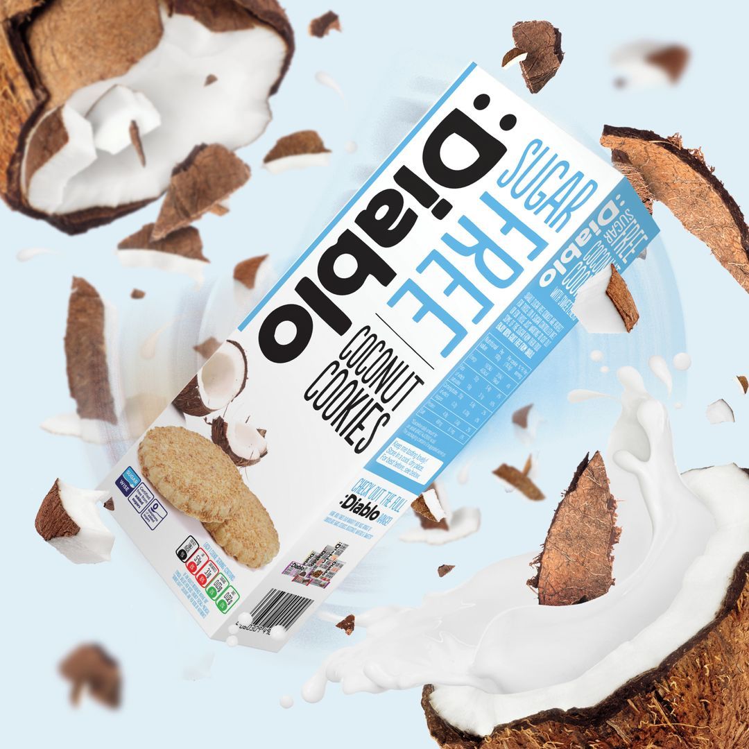 Diablo zuckerfreie Kokos-Cookies-Verpackung, umgeben von Kokosnussstücken und Milchspritzern. Produktname und Logo deutlich sichtbar.