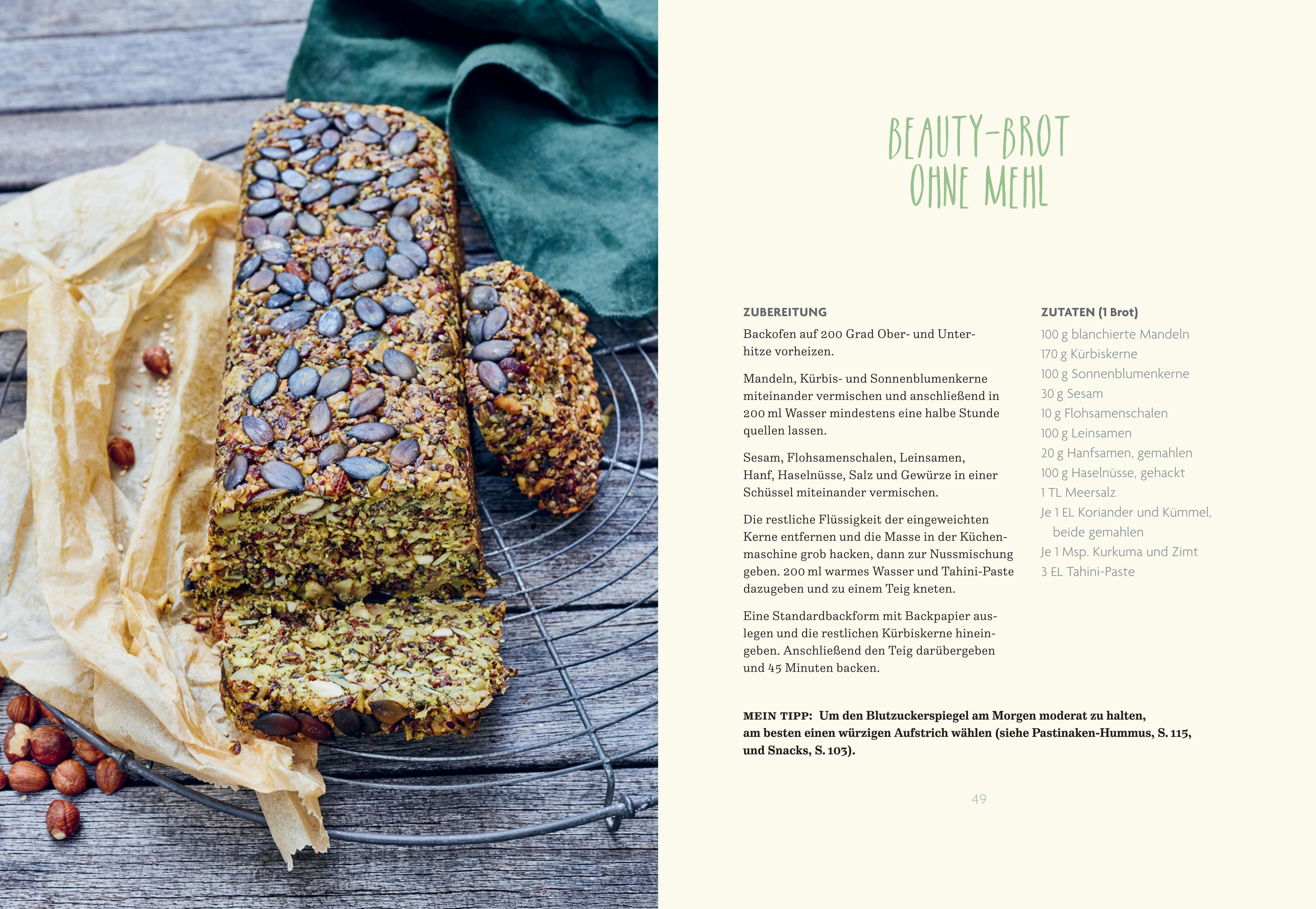 Buchseite mit Rezept für Beauty-Brot ohne Mehl. Zutatenliste und Zubereitungsschritte. Brot auf Gitter.