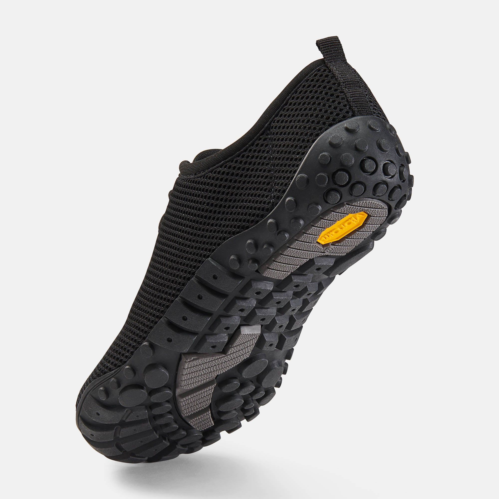 Schwarzer Schuh, Mesh-Obermaterial, breite Passform. Gummisohle mit gelbem Detail. Vibram-Logo.