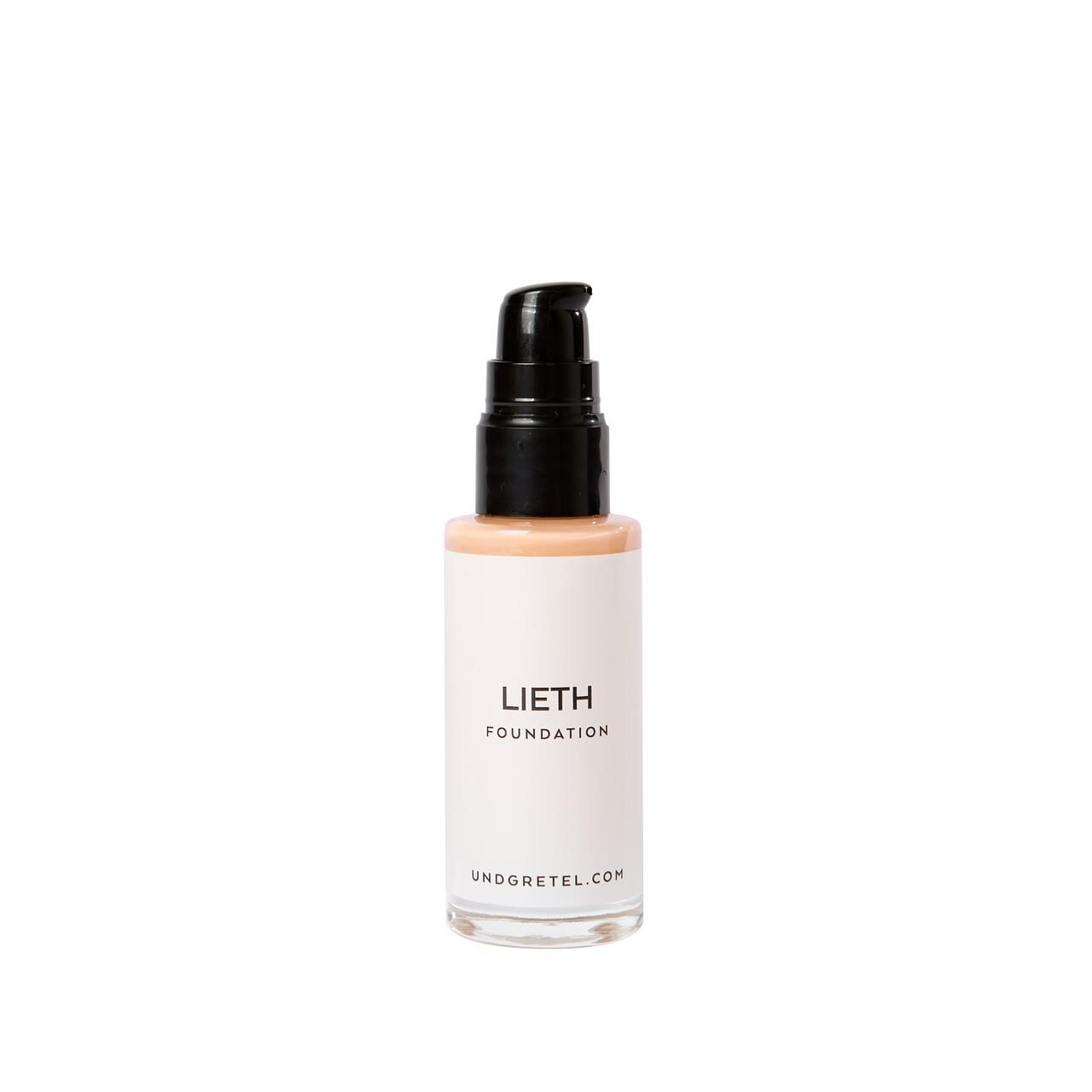 Flüssige Foundation in einer Glasflasche mit schwarzem Pumpverschluss. Aufschrift: LIETH FOUNDATION, undgretel.com.