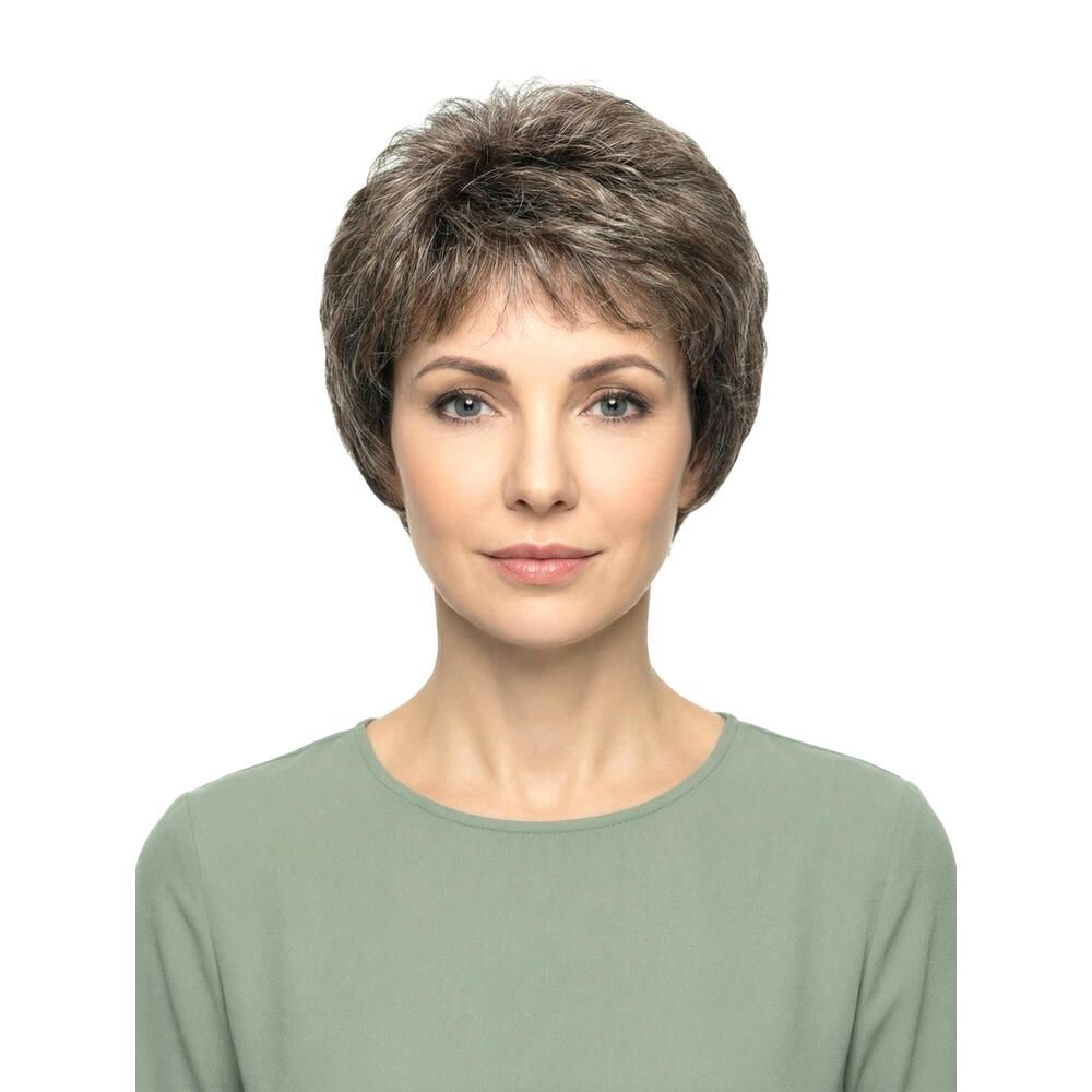 Kurzhaarperücke mit braun-grauen Strähnen. Frontale Ansicht einer Frau mit grüner Bluse.