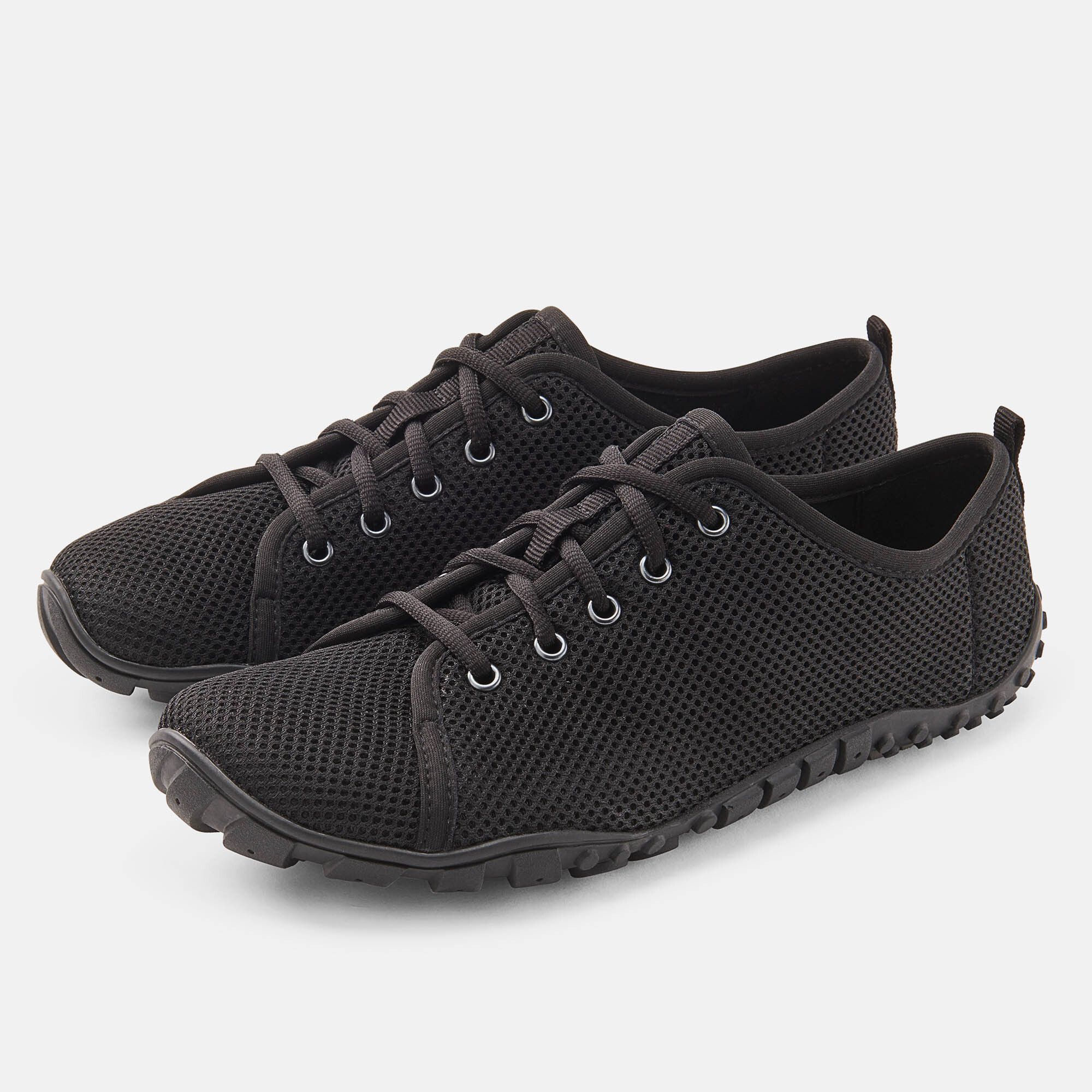 Schwarze Herren-Schnürschuhe, breite Passform. Mesh-Obermaterial, Schnürsenkel, helle Ösen. Gummisohle mit Profil.