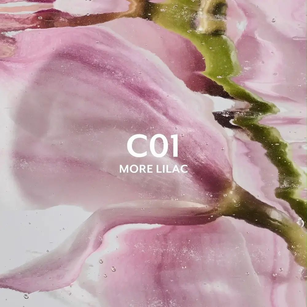 Nahaufnahme von lilafarbenen Blütenblättern mit Text: C01 More Lilac.
