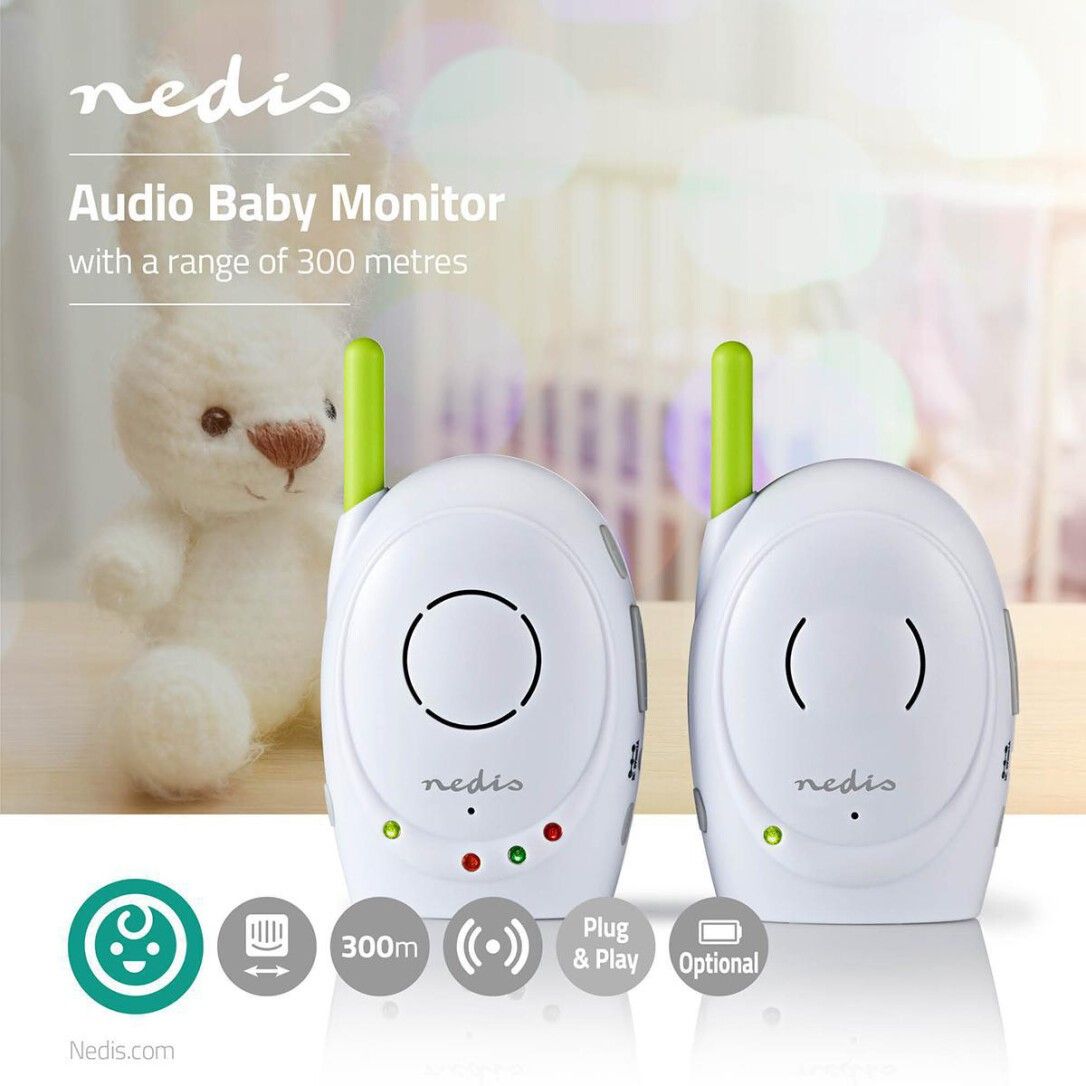 Zwei weiße Babyphones mit grünen Antennen. Text: "Audio Baby Monitor" und "nedis". Symbole für Reichweite, Plug & Play und Batterie.
