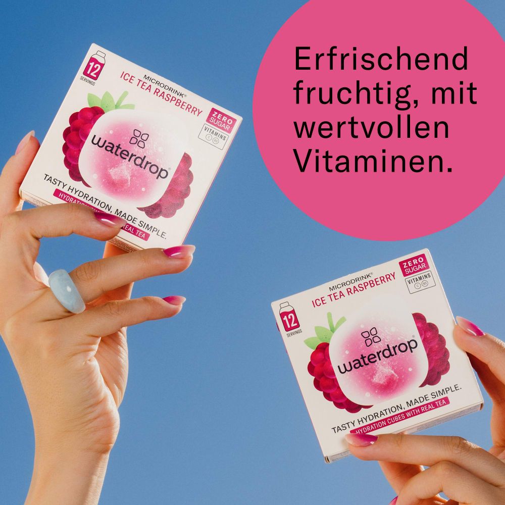 Zwei Hände halten Packungen waterdrop® Eistee Himbeere. Aufdruck: Ice Tea Raspberry, Zero Zucker, Vitamine.