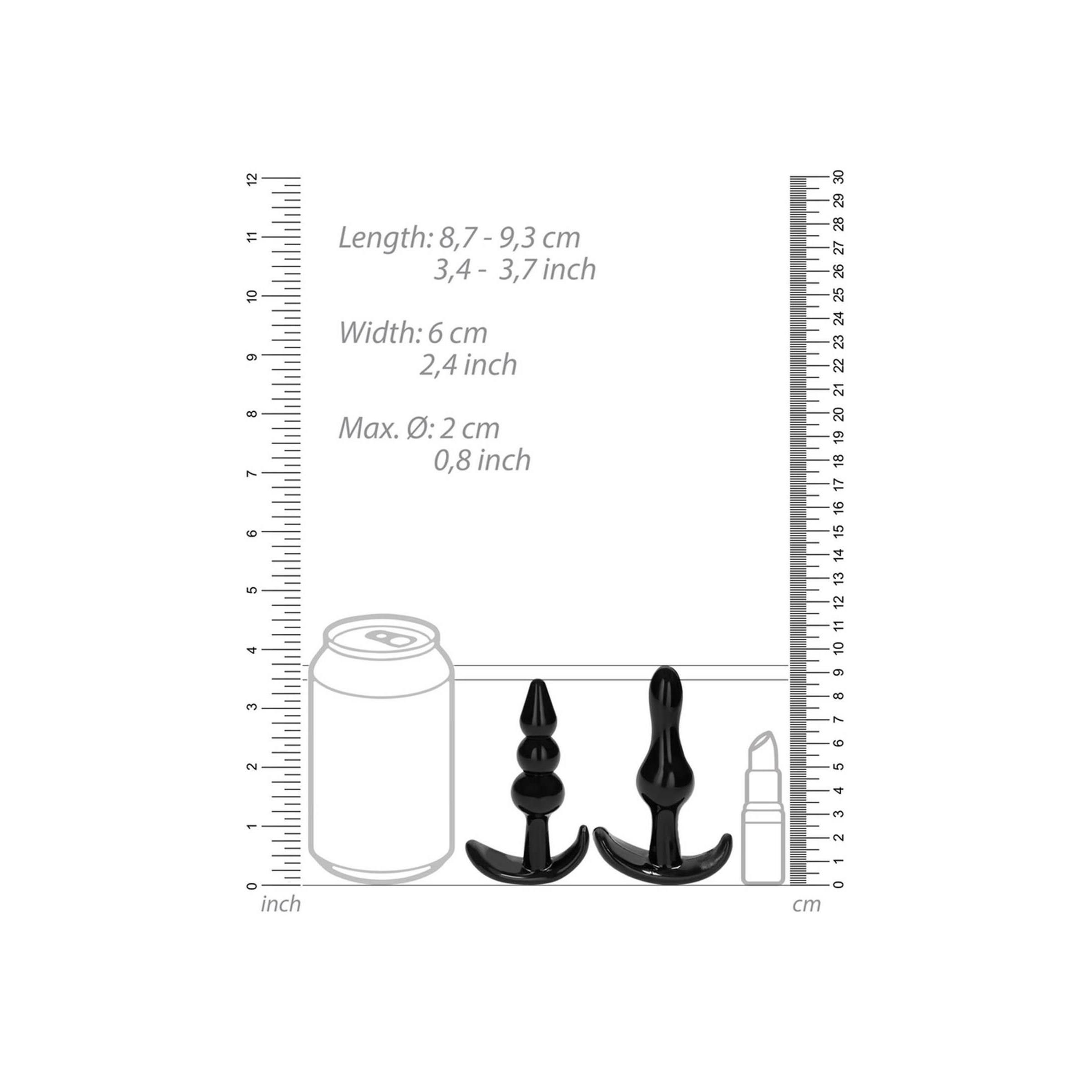 Zwei schwarze Anal-Plugs neben einer Dose und einem Lippenstift. Maße in cm und Zoll.