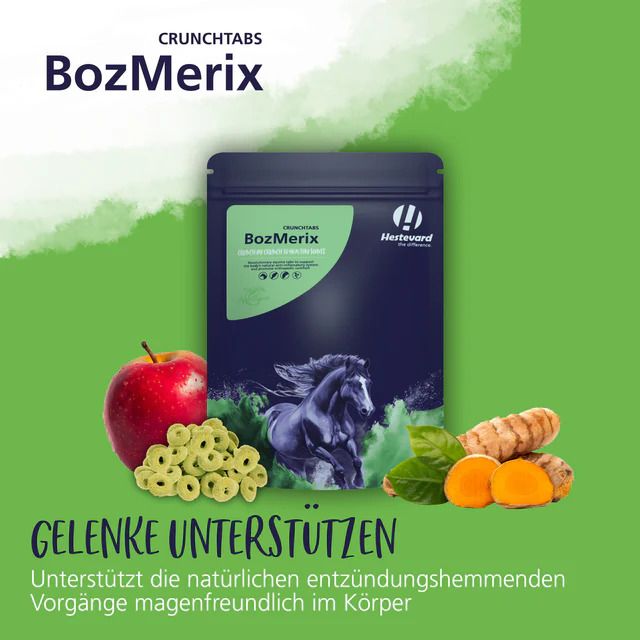 Verpackung BozMerix CrunchTabs. Logo: Hestevard. Neben: Apfel, Kurkuma, Blätter und grüne CrunchTabs. Hintergrund: Grün.