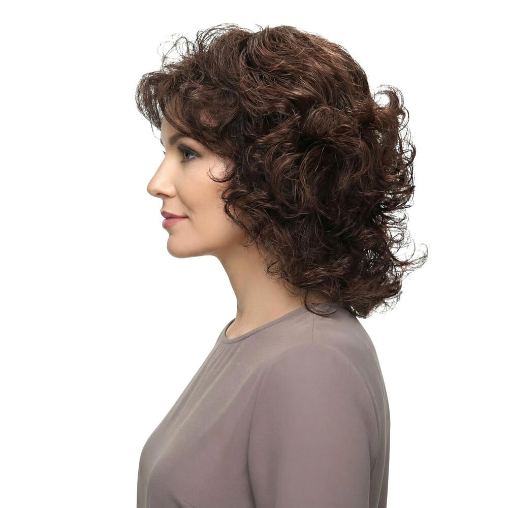 Profil einer Frau mit brauner, lockiger Perücke. Schulterlanges Haar. Weißer Hintergrund.