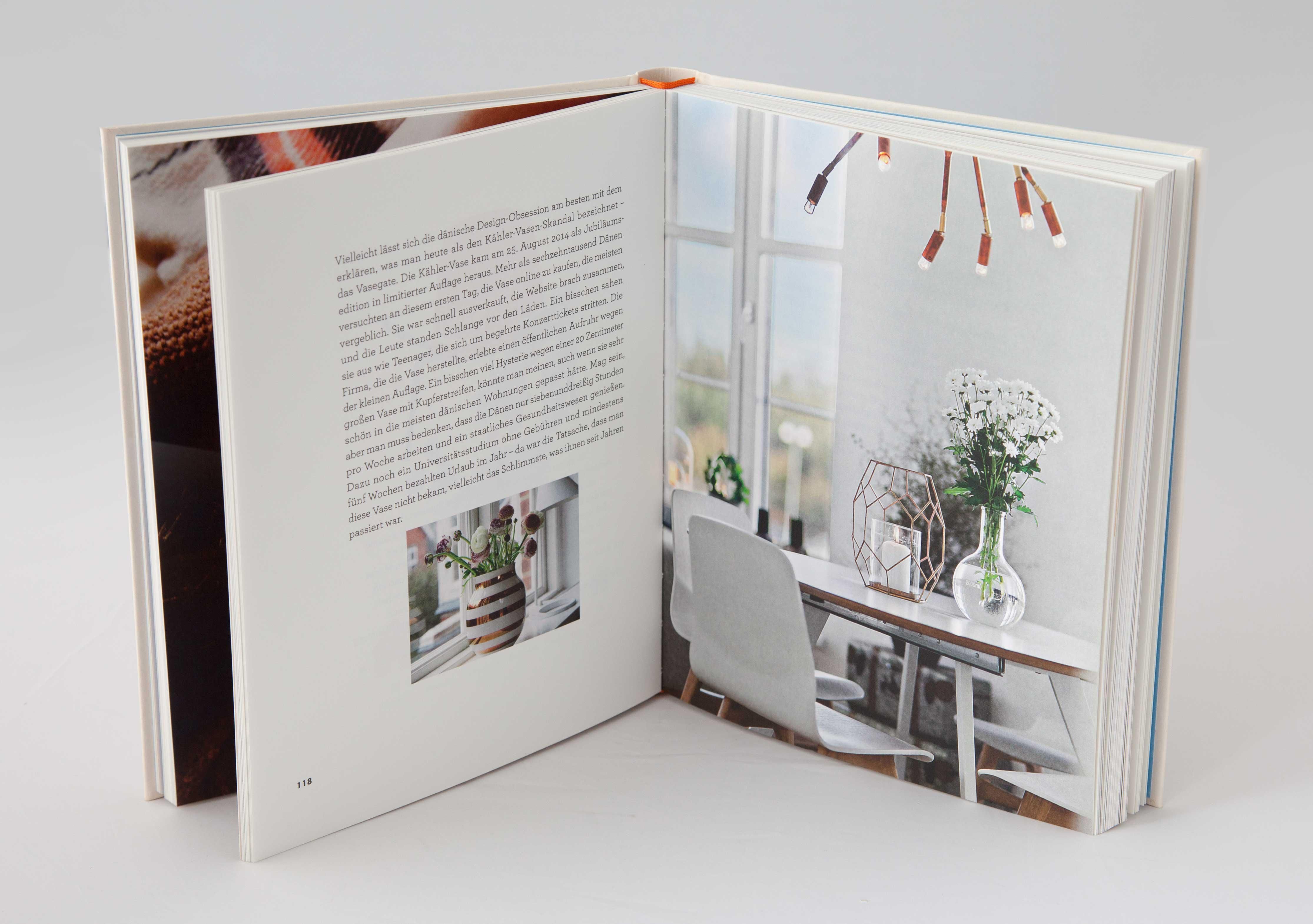 Buch, offene Doppelseite. Linke Seite: Text und Foto. Rechte Seite: Foto eines Raumes mit Fenster und Möbeln.
