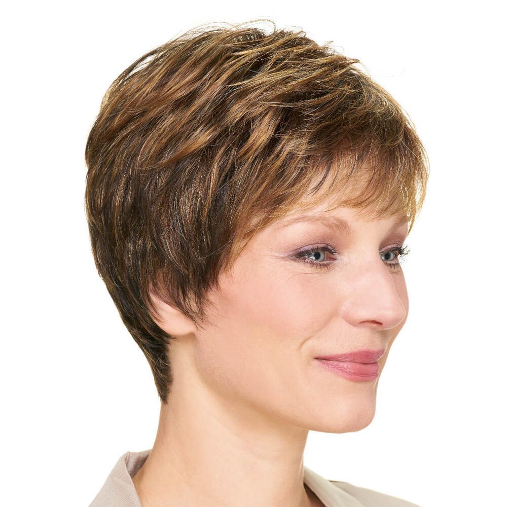 Kurzhaarperücke mit braunen und blonden Strähnen. Seitenansicht einer Frau.
