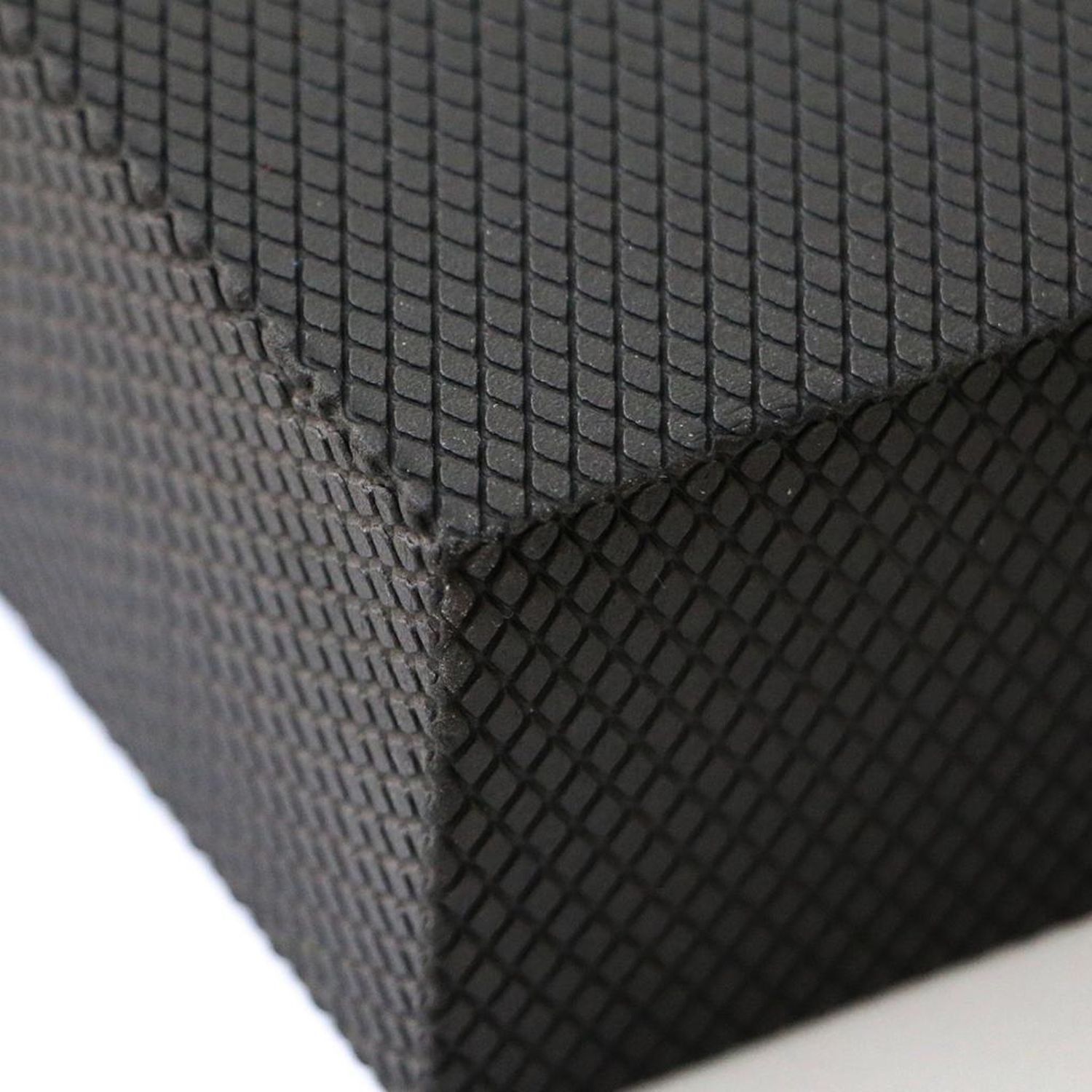 Detailansicht des schwarzen Balance Pads. Oberflächenstruktur mit Rautenmuster. Abgerundete Kanten.