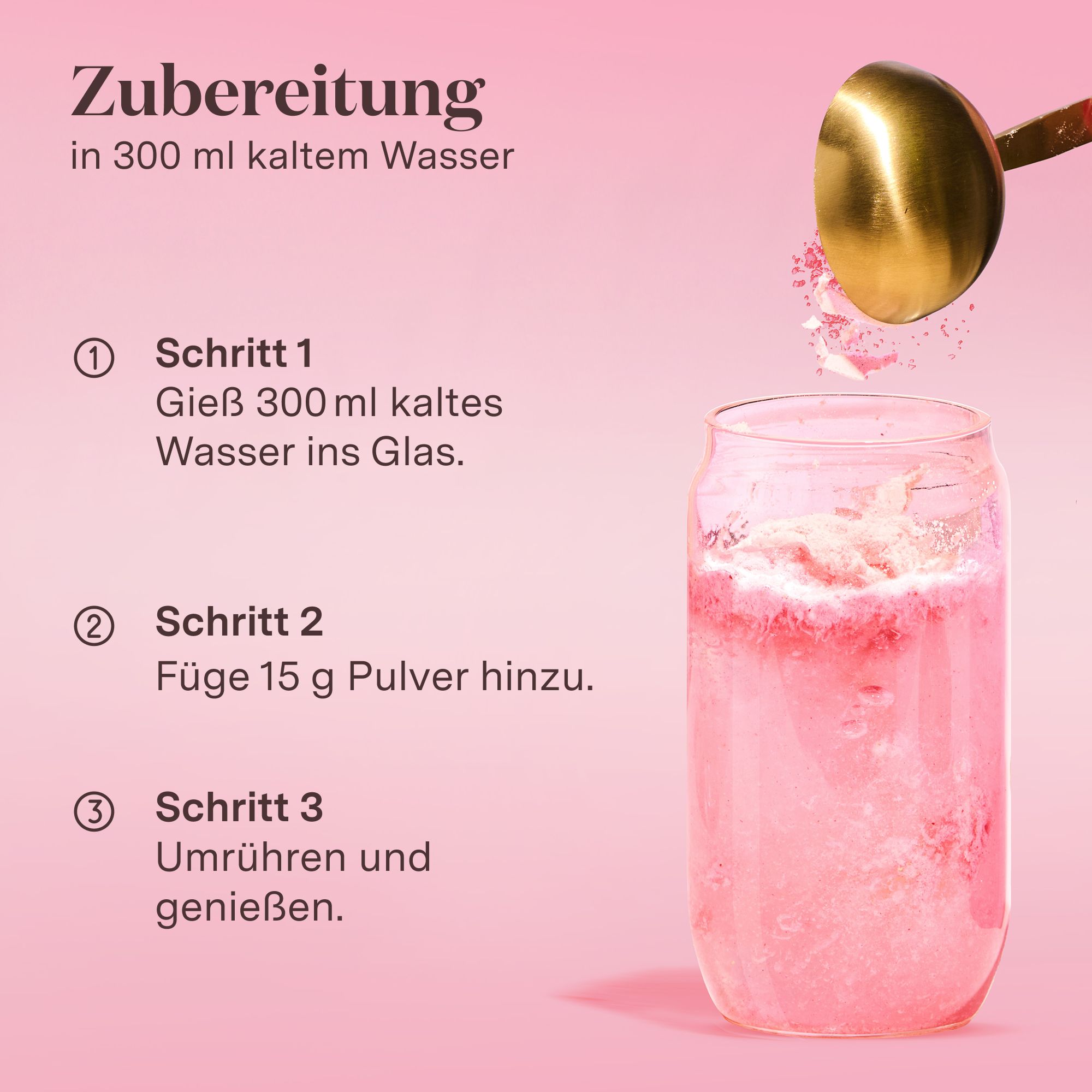 Zubereitung: 300ml kaltes Wasser, 15g Pulver, umrühren. Glas mit rosa Flüssigkeit, goldener Löffel.
