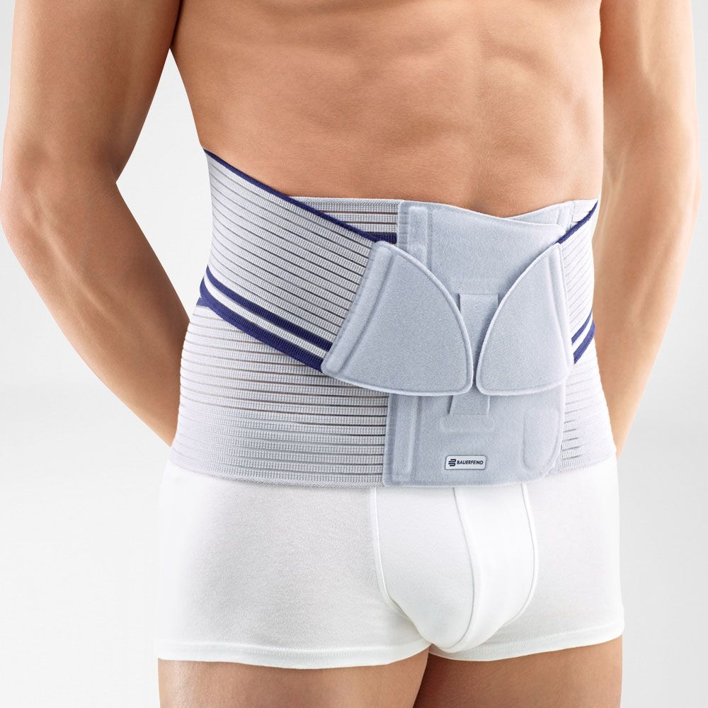 Rückenorthese, grau-blau gestreift, mit Klettverschlüssen und zusätzlichem Stützelement. Vorderansicht.