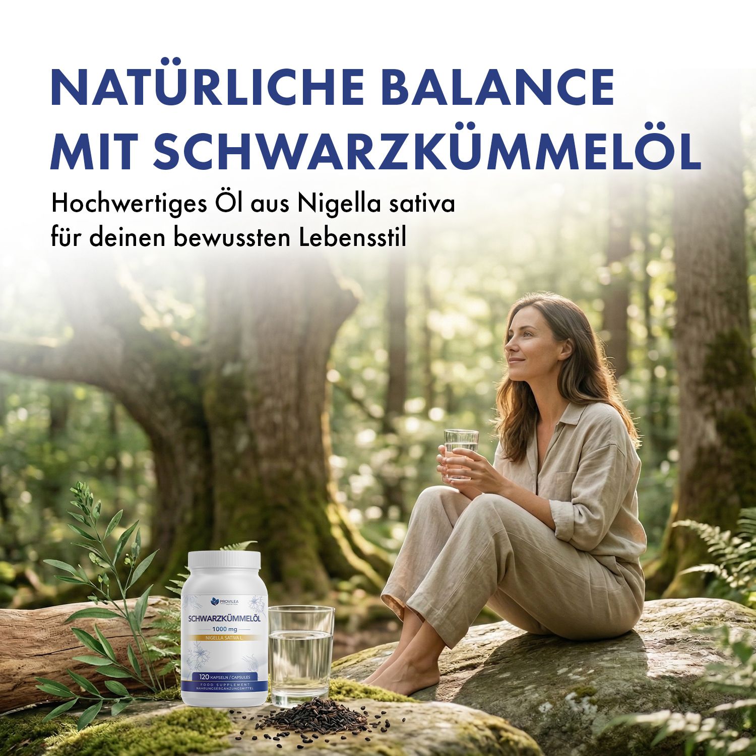 Frau sitzt in der Natur, hält Glas Wasser. Flasche Schwarzkümmelöl Kapseln daneben. Text: Natürliche Balance mit Schwarzkümmelöl.