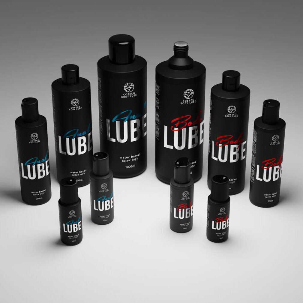 Mehrere schwarze Flaschen mit "LUBE"-Aufschrift. Verschiedene Größen und Aufschriften. Marke: Cobeco Body Lube.