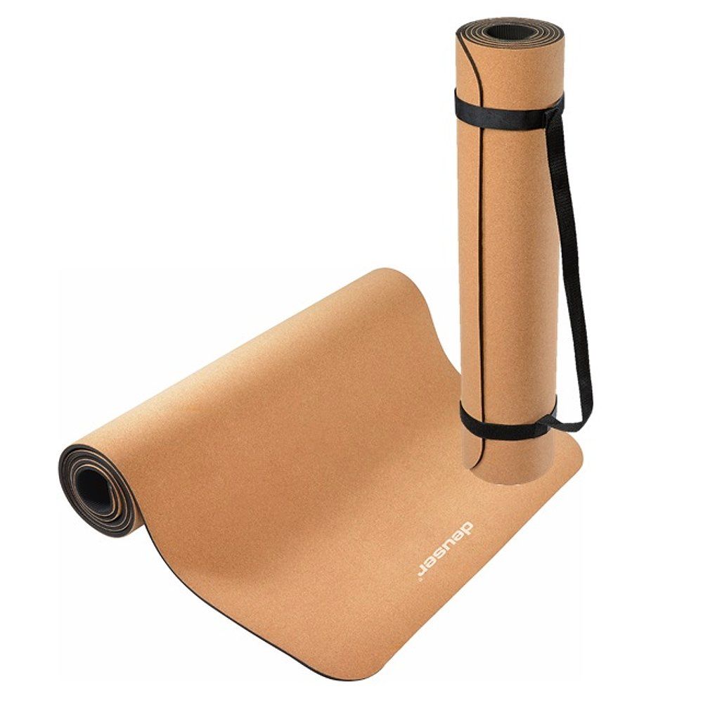 Yogamatte aus Kork, teilweise ausgerollt. Aufgerollt mit Tragegurt. Logo 'deuser' sichtbar. Braune Oberfläche.