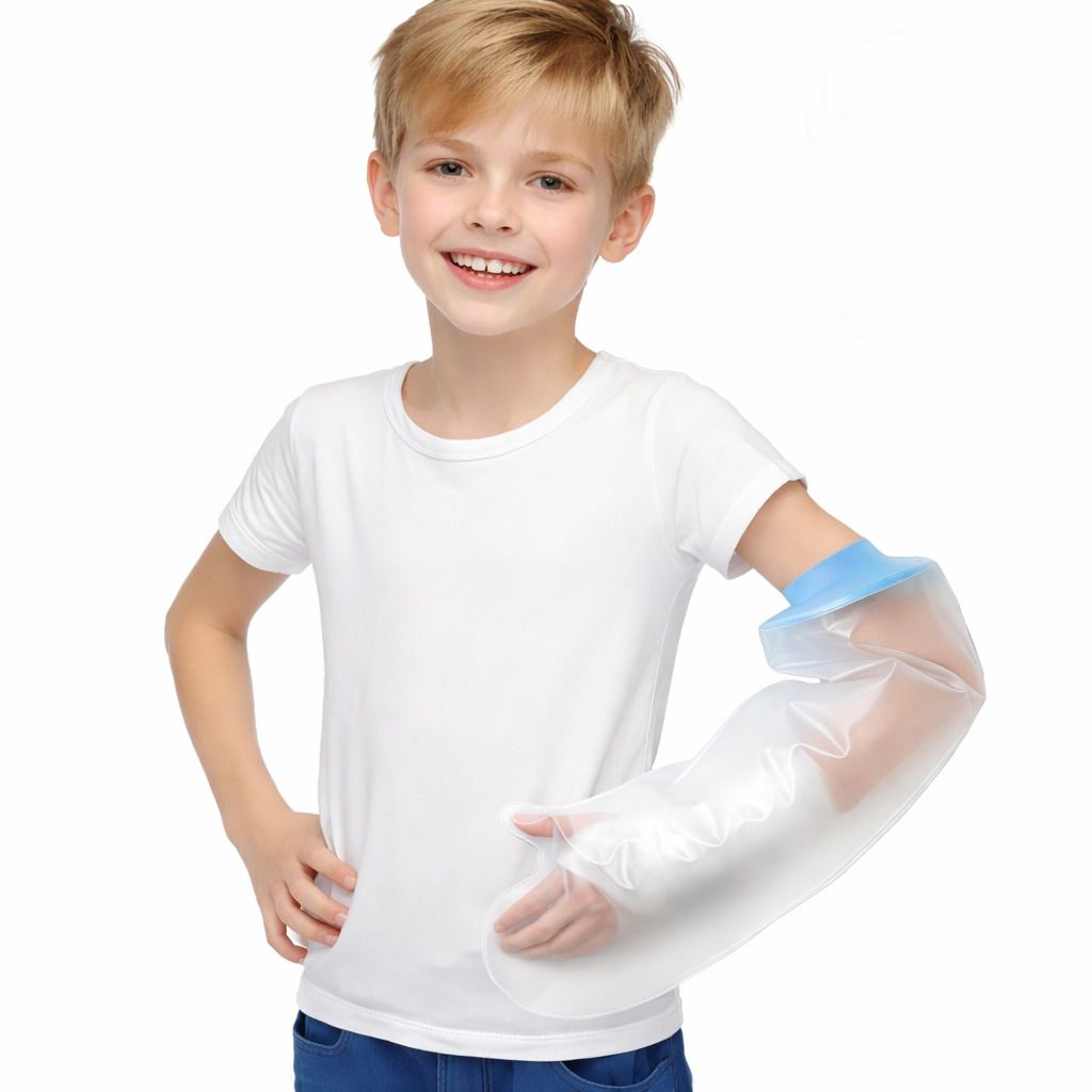 Junge mit wasserdichter Schutzhülle am Arm. Blaue Manschette, transparente Hülle. Kind trägt weißes T-Shirt, lächelt in die Kamera.